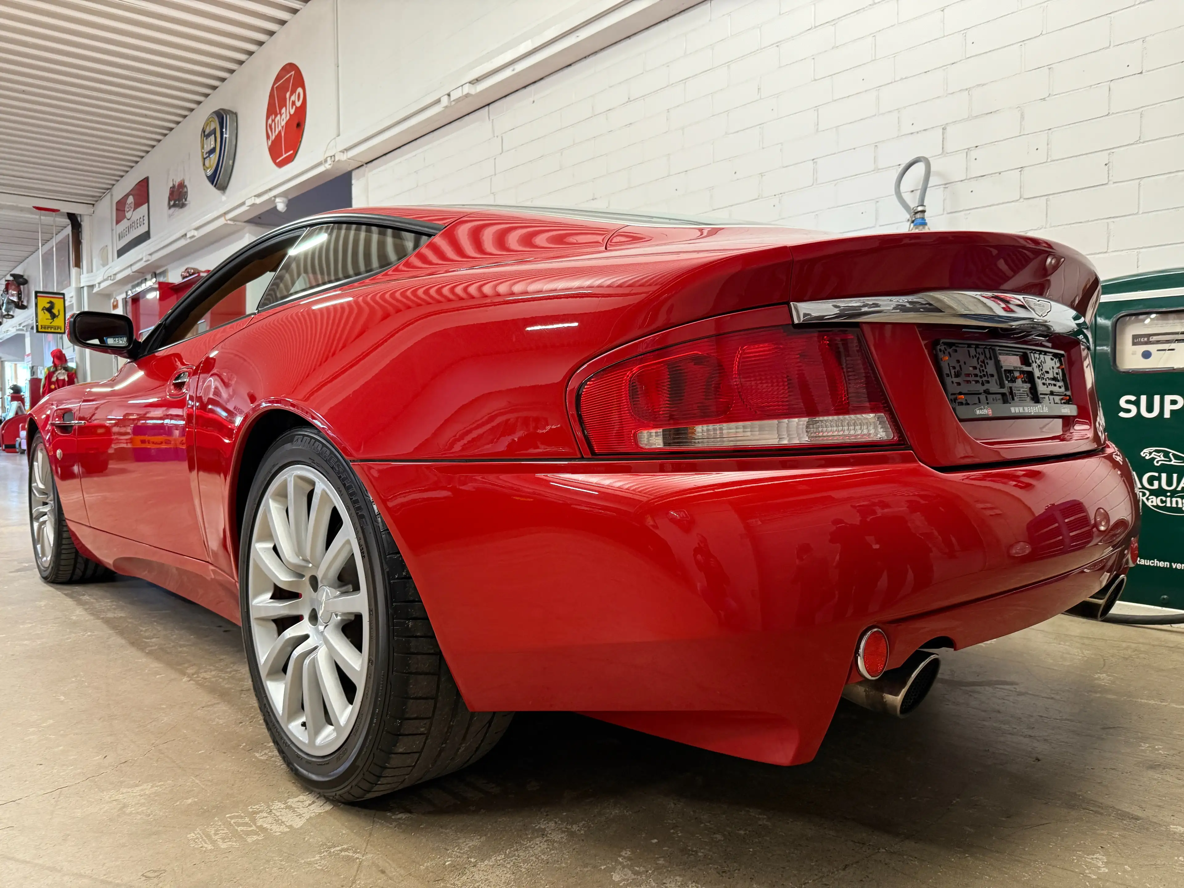 Aston Martin Vanquish Vanquish V12 — photo 14