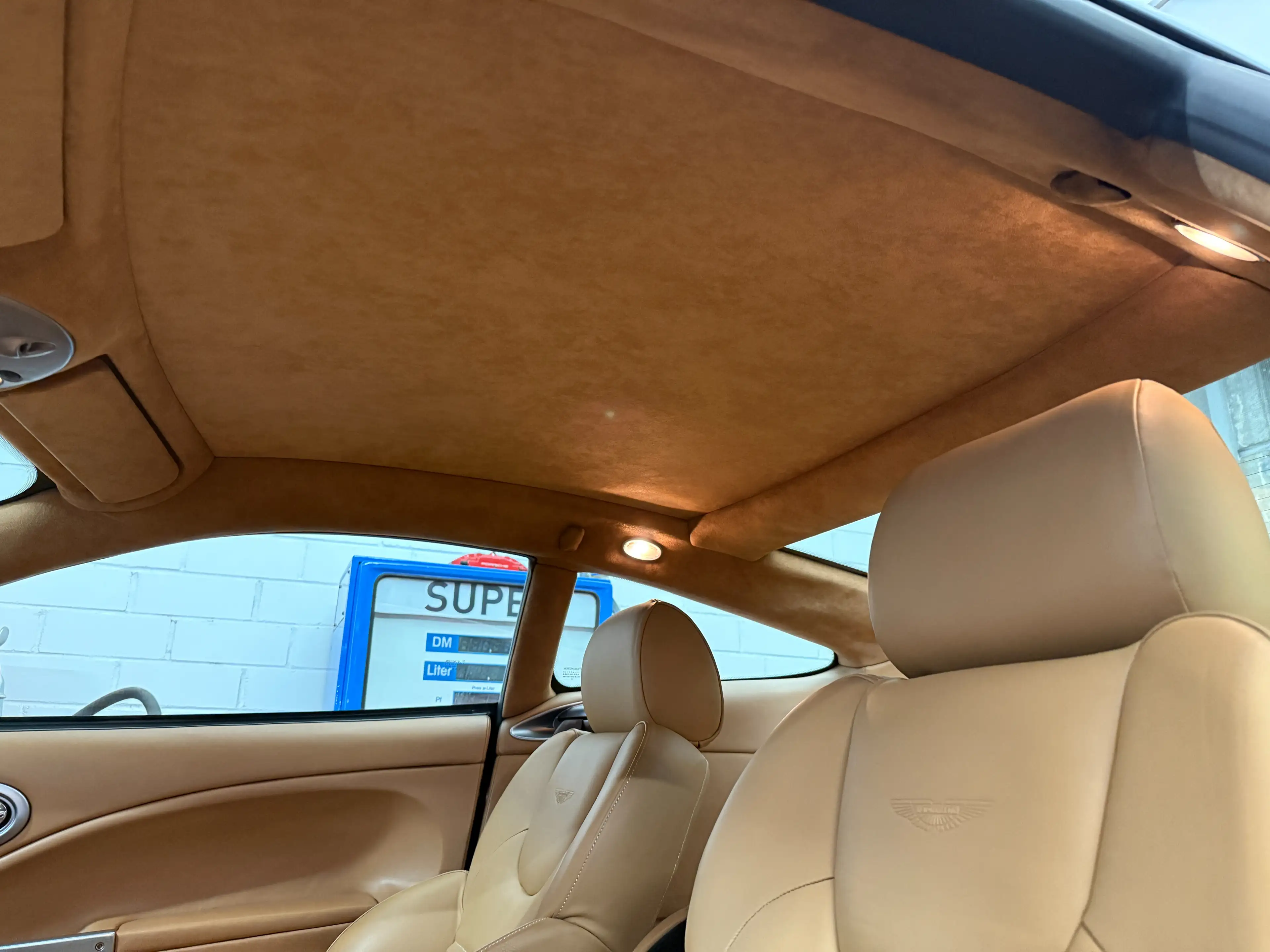 Aston Martin Vanquish Vanquish V12 — photo 12
