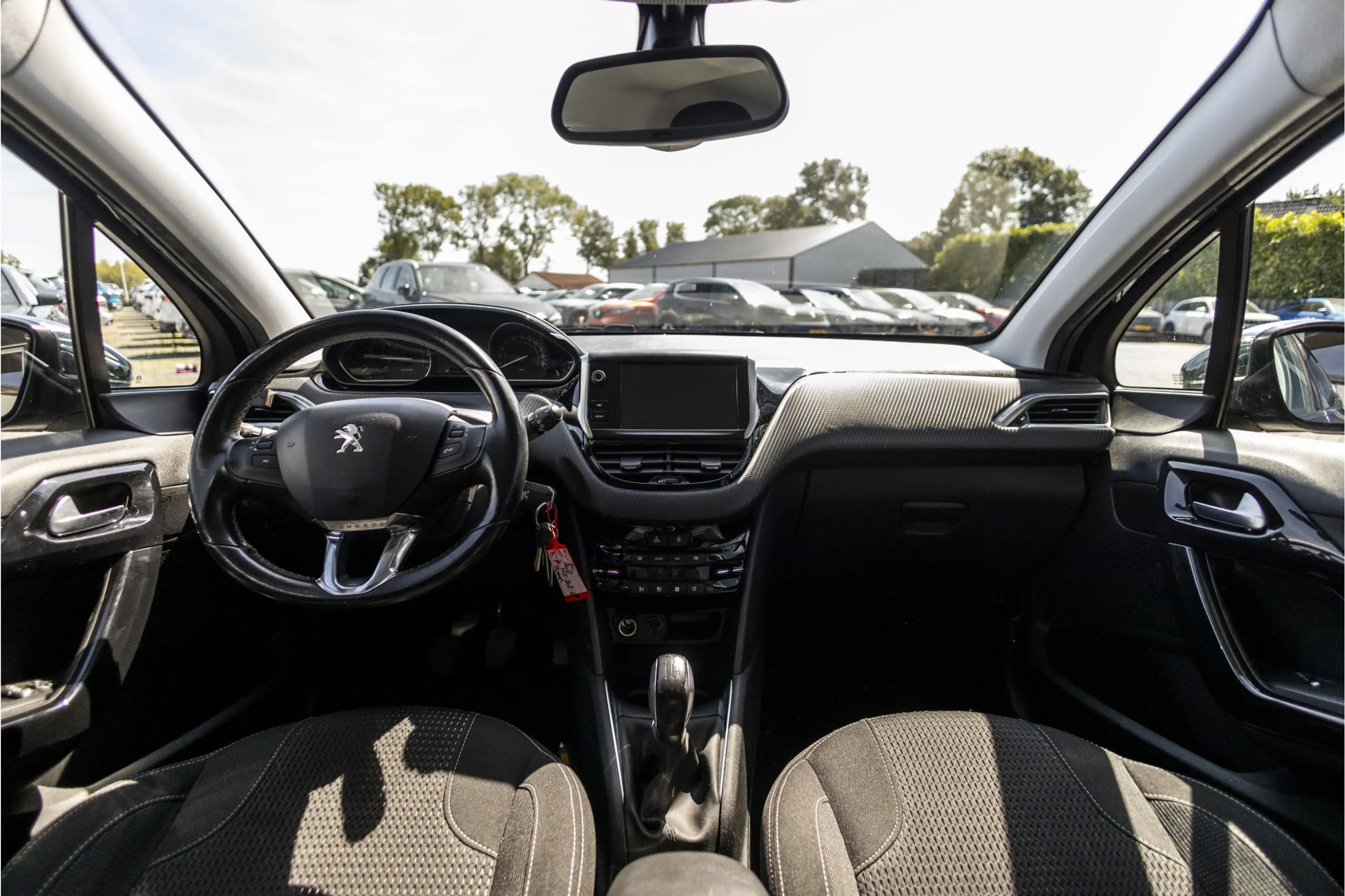Peugeot 208 1.2 PureTech Blue Lease Executive | Trekhaak | Rie — photo 17