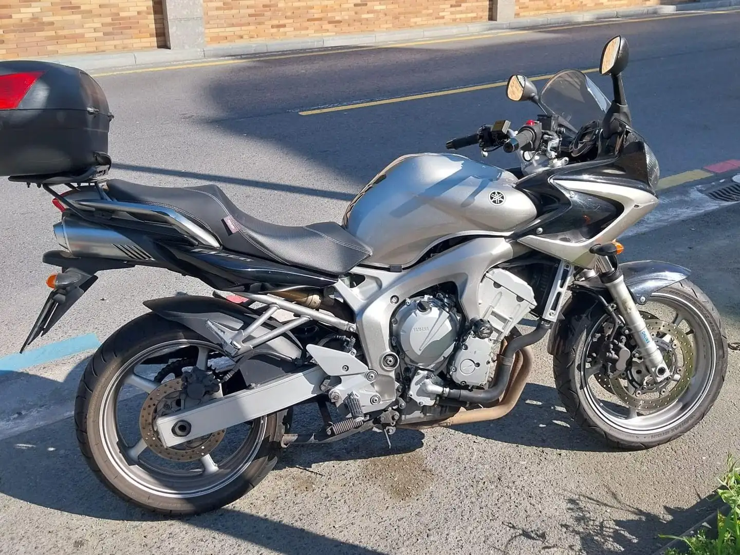 Yamaha FZR 600 Plateado - 1