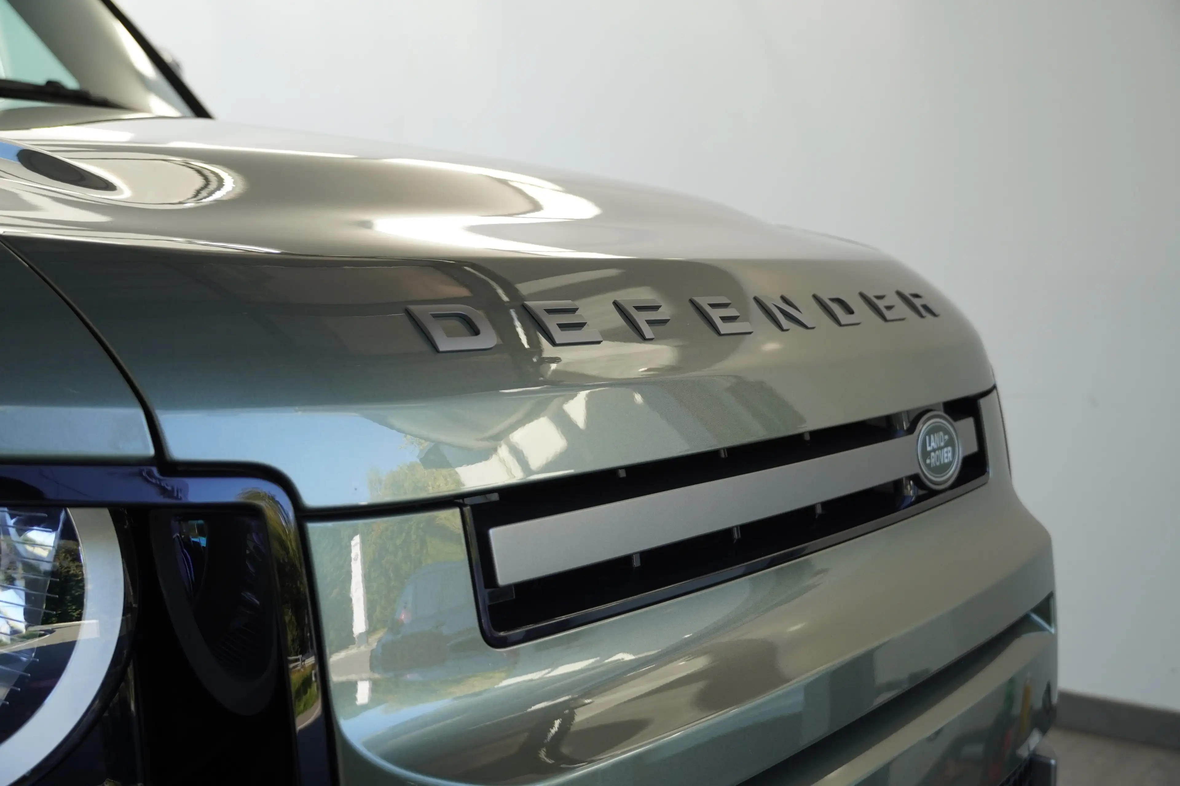 Land Rover Defender Defender X-Dynamic S PHEV — photo 6