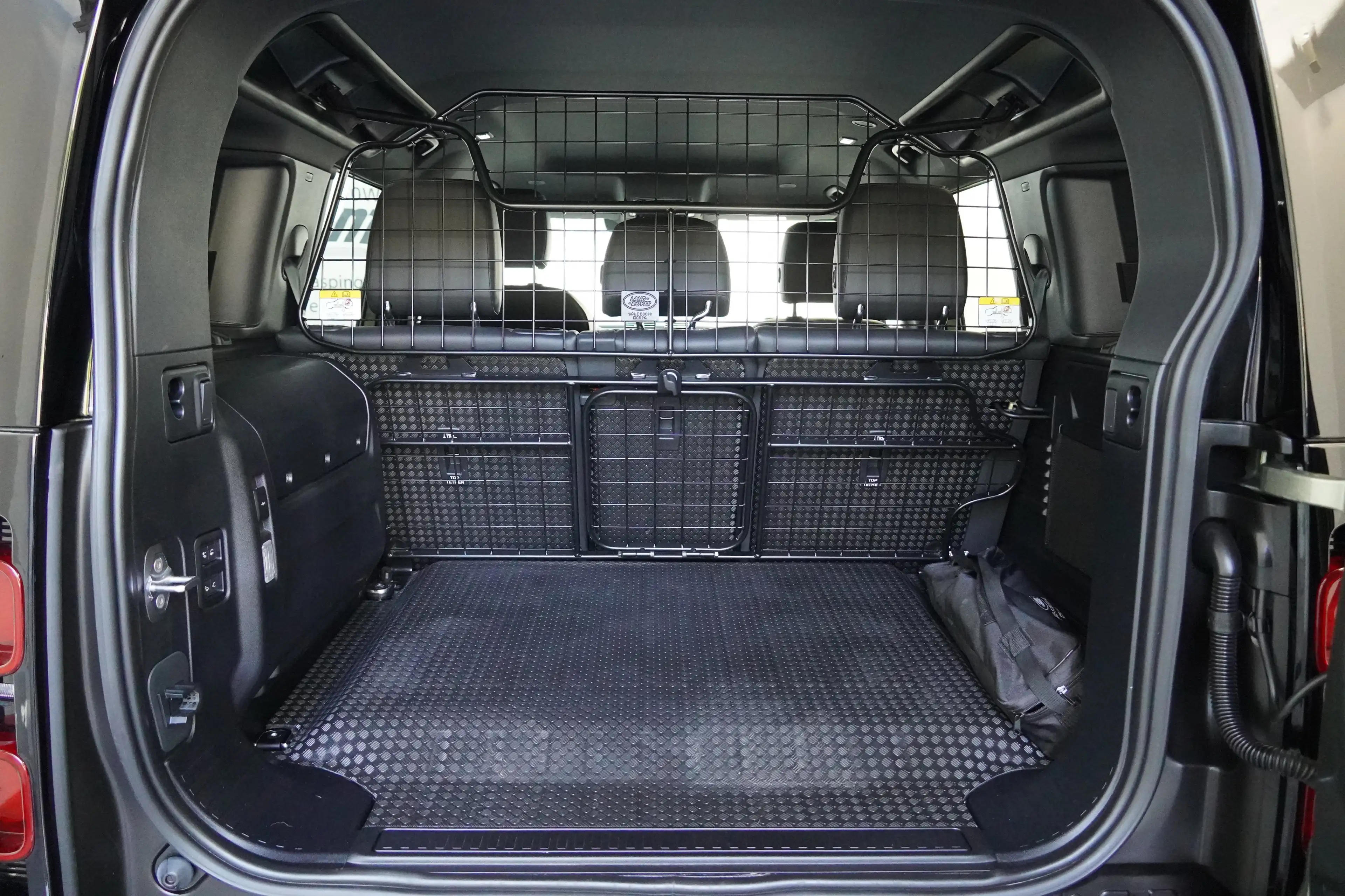 Land Rover Defender Defender X-Dynamic S PHEV — photo 15