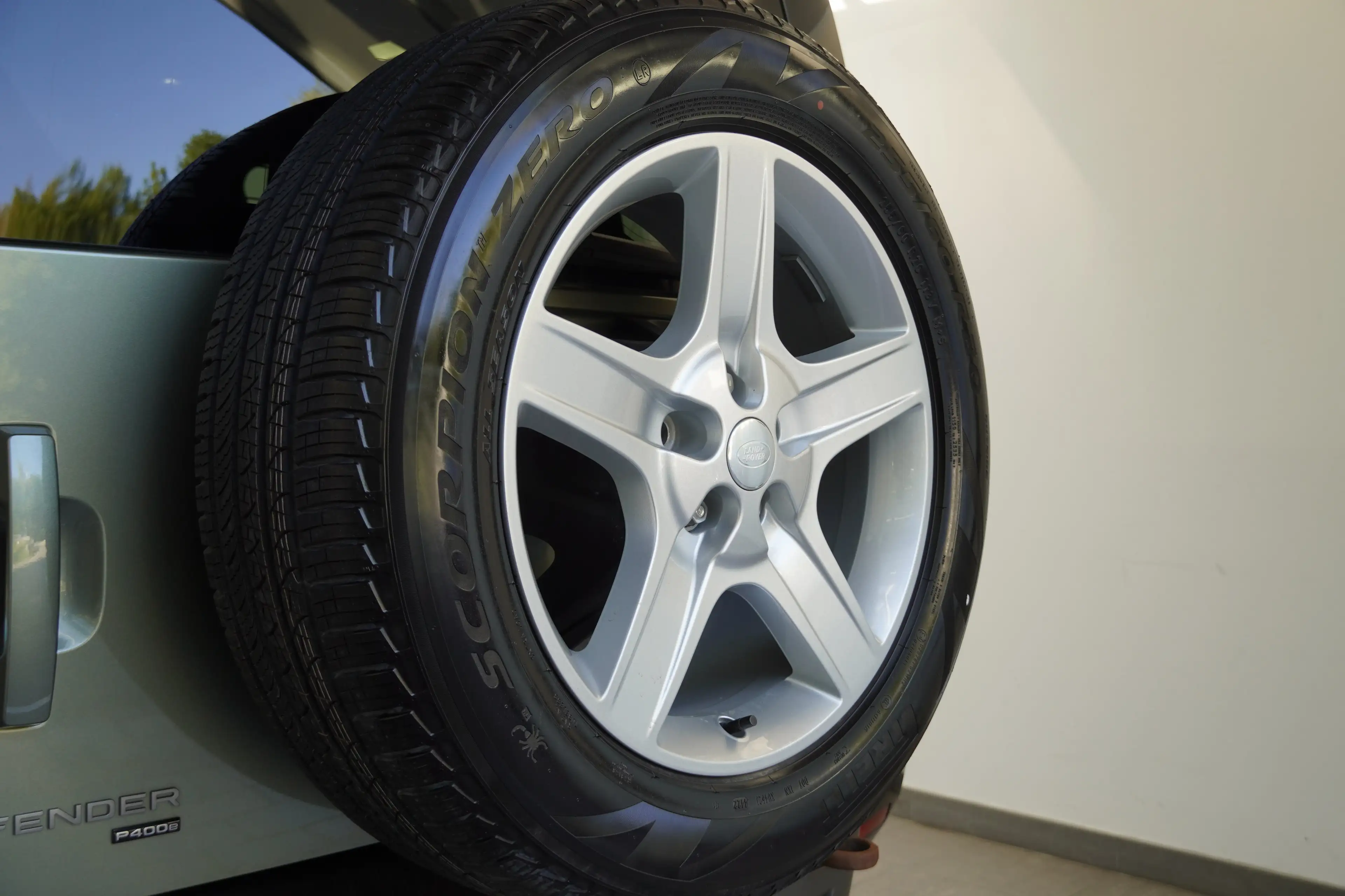 Land Rover Defender Defender X-Dynamic S PHEV — photo 13