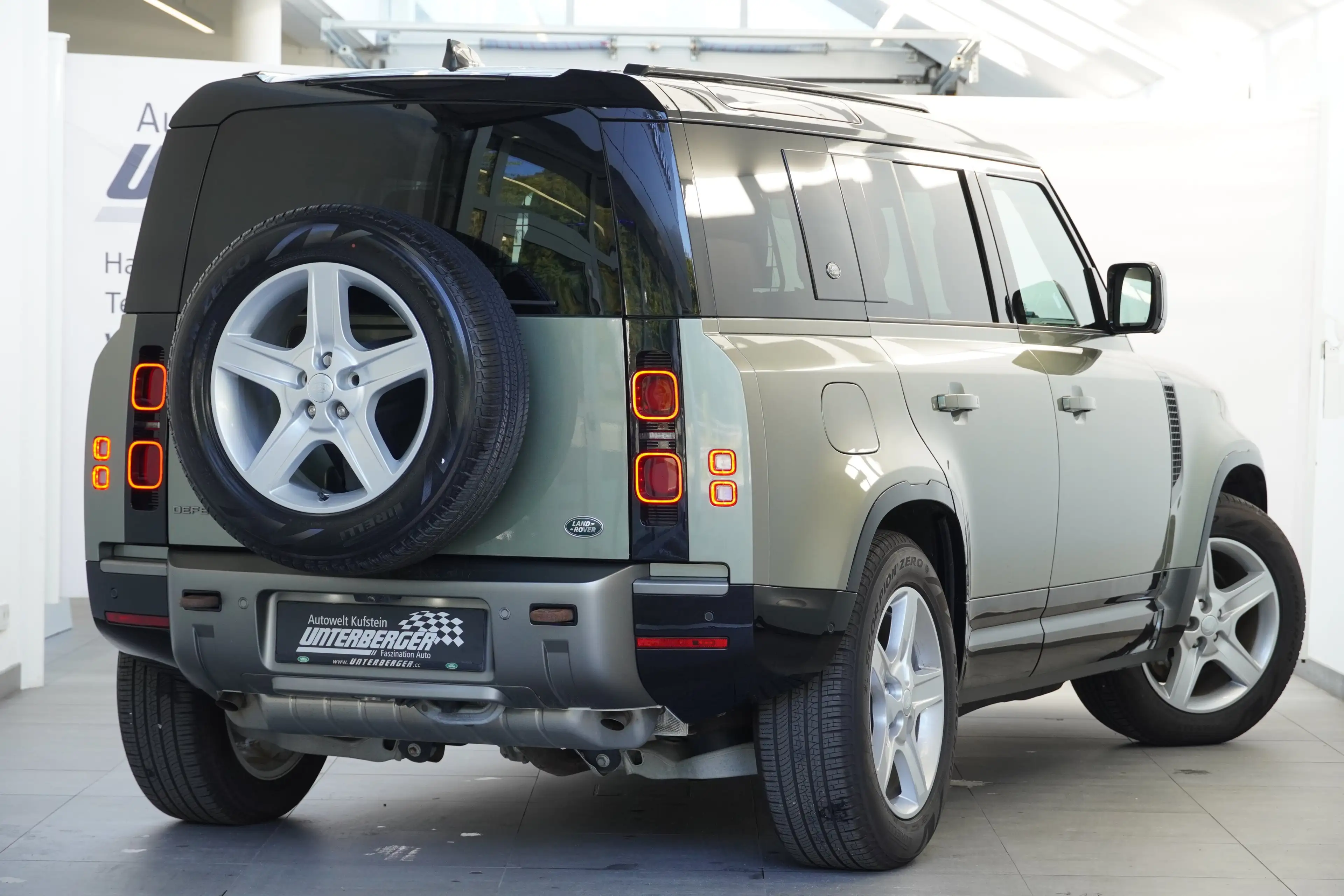Land Rover Defender Defender X-Dynamic S PHEV — photo 7