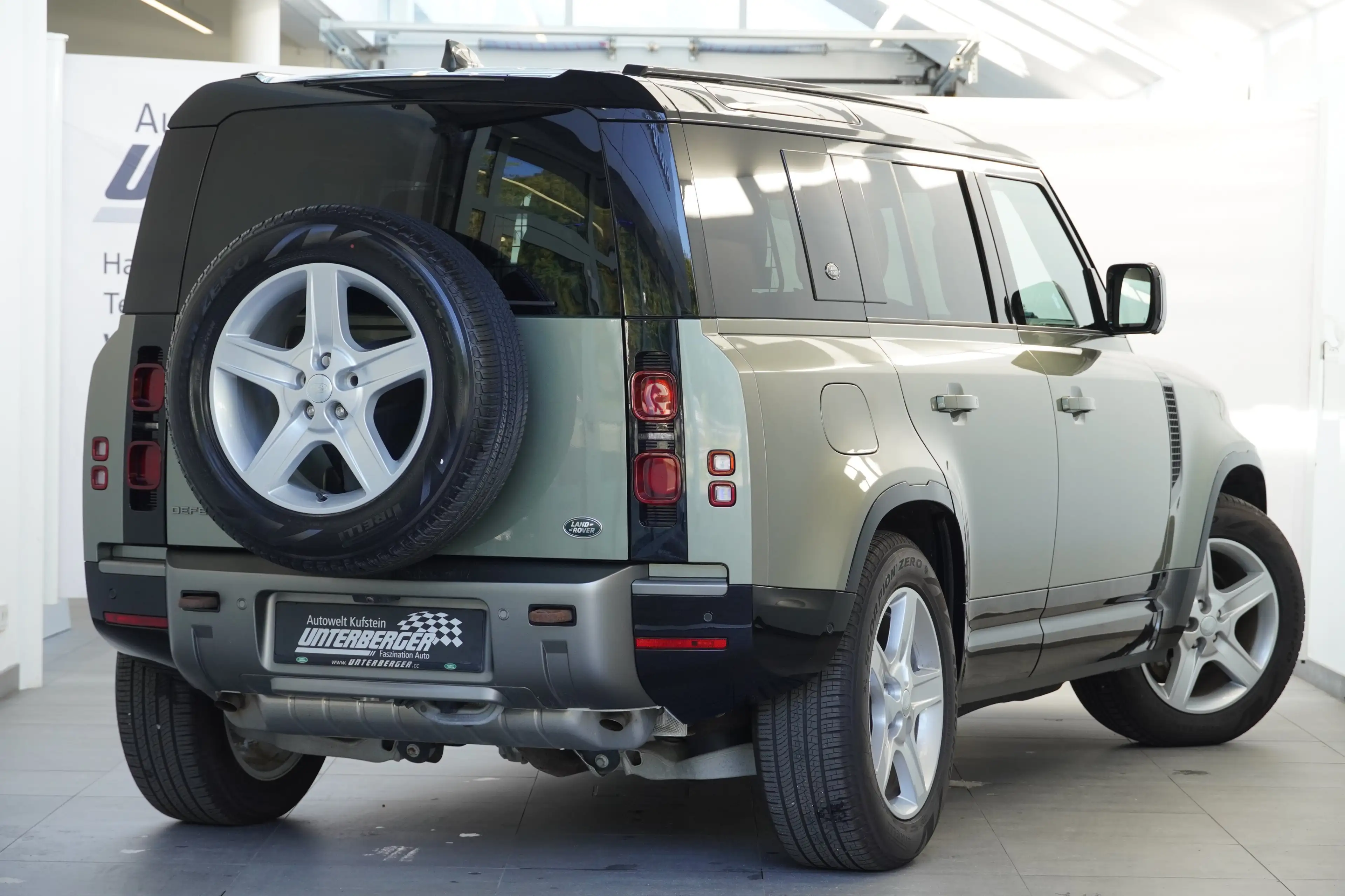 Land Rover Defender Defender X-Dynamic S PHEV — photo 8