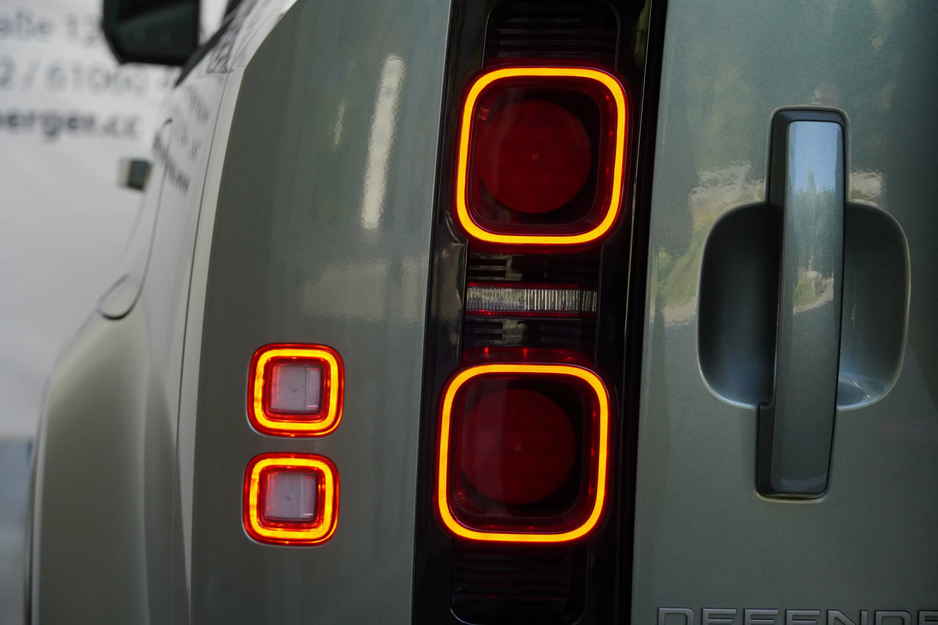 Land Rover Defender Defender X-Dynamic S PHEV — photo 11