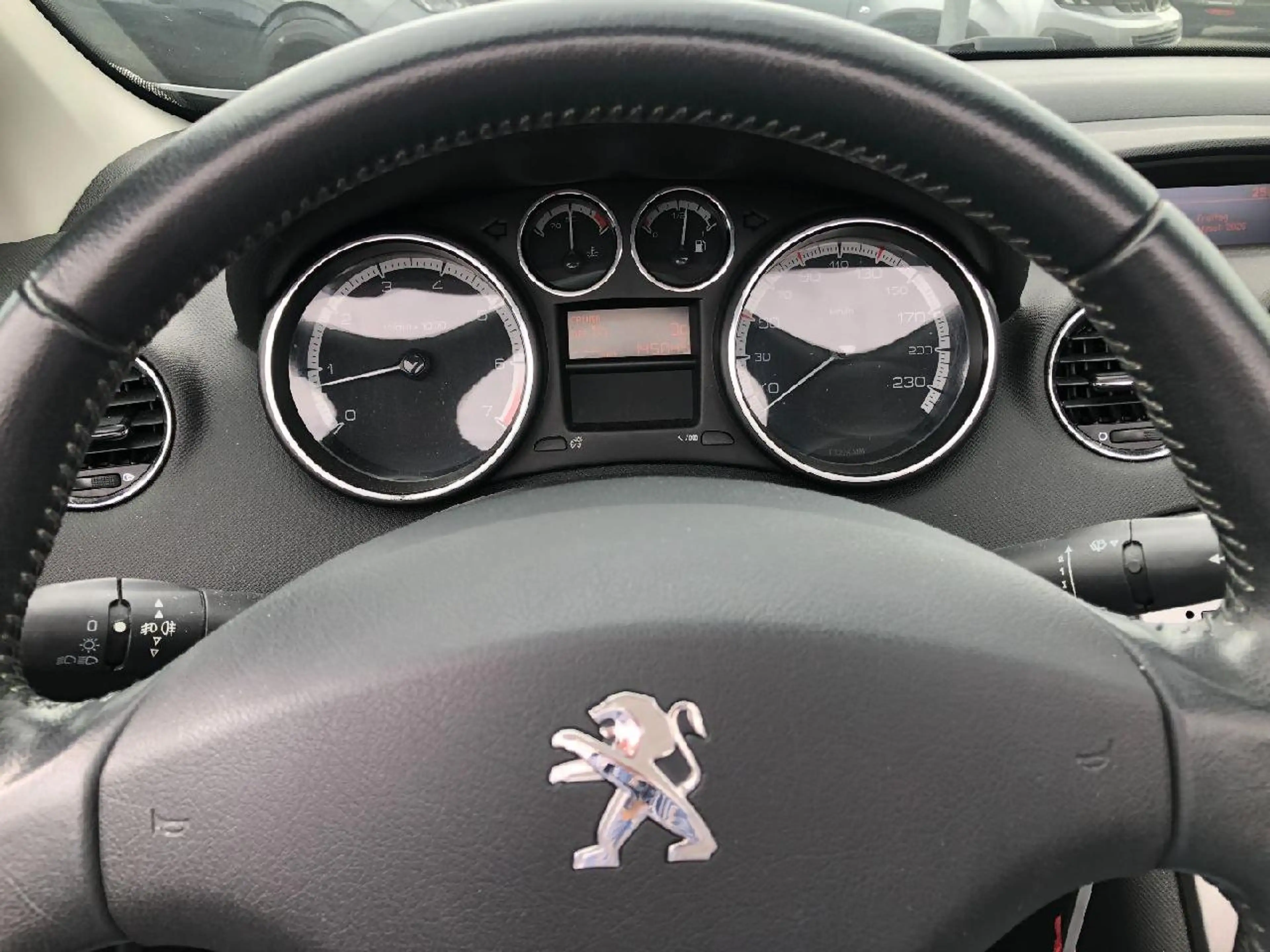 Peugeot 308 Access — photo 14