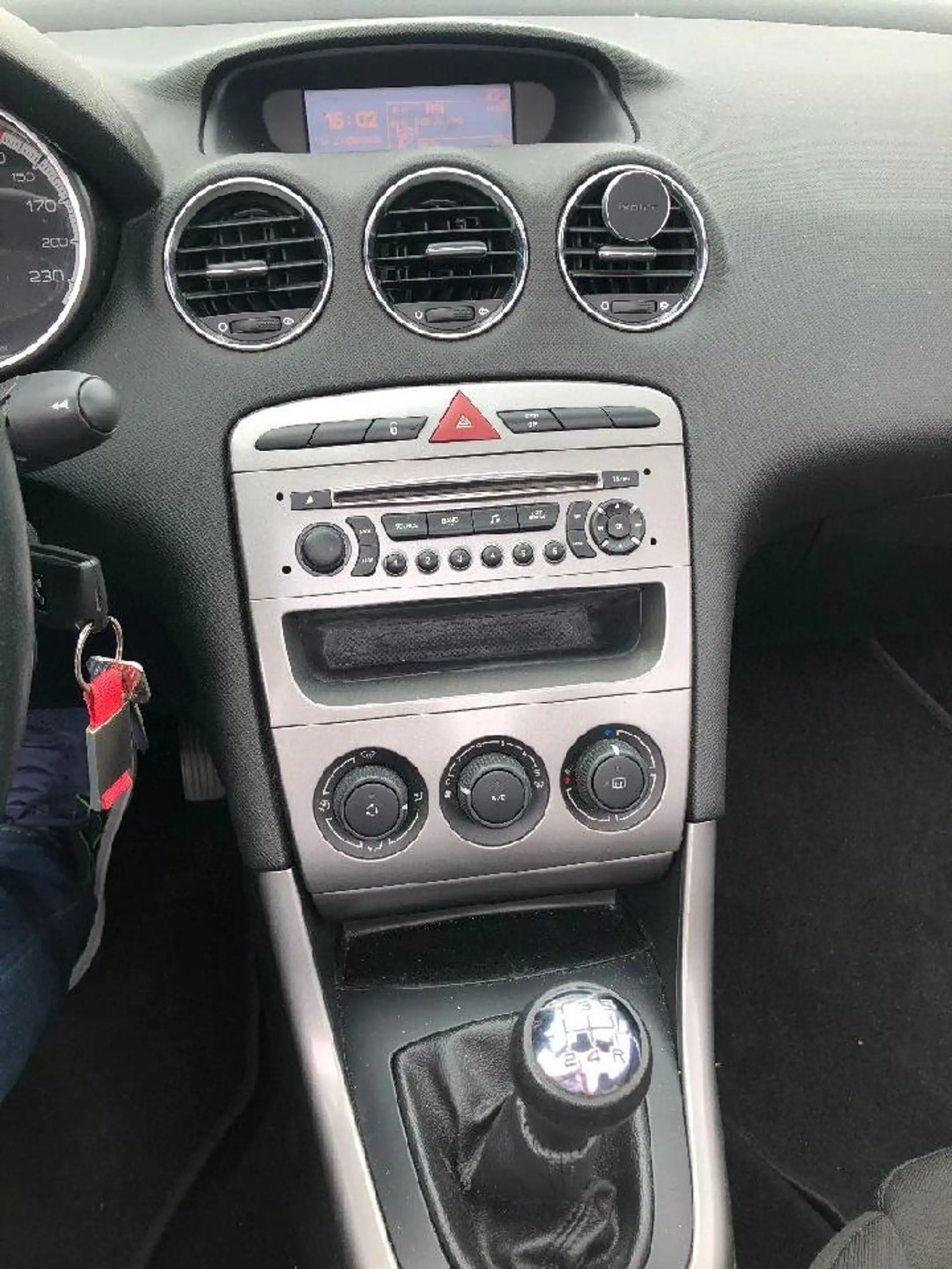 Peugeot 308 Access — photo 15