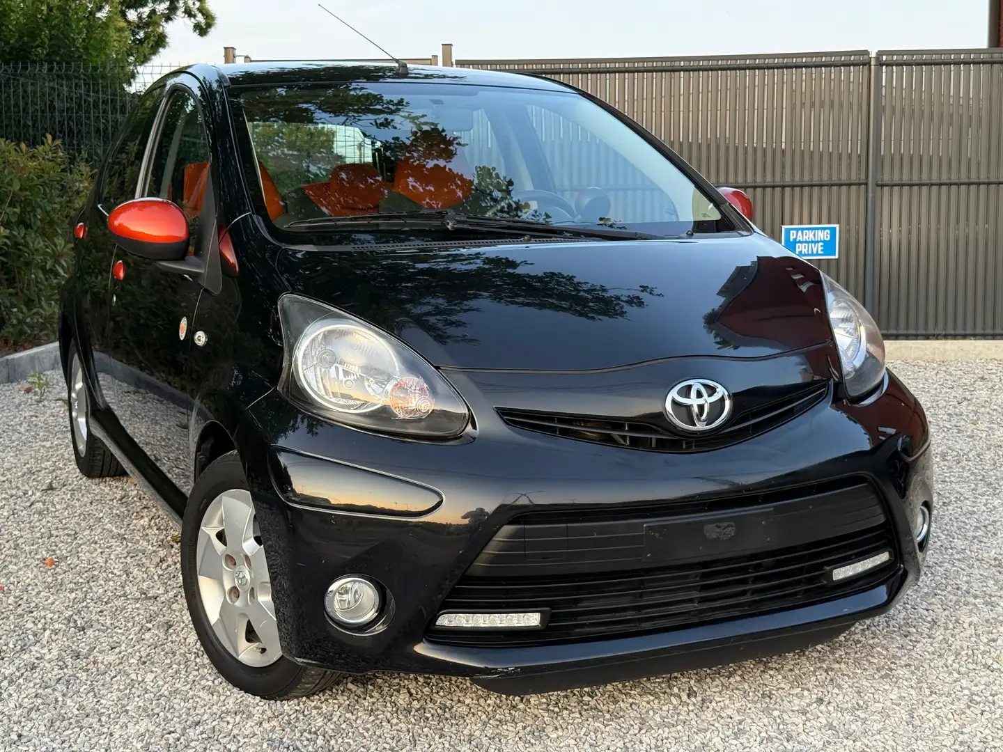 Toyota Aygo 1.0i Tobasco ( 69.848Km ) Airco ( 5 Portes ) CT Ok Zwart - 1