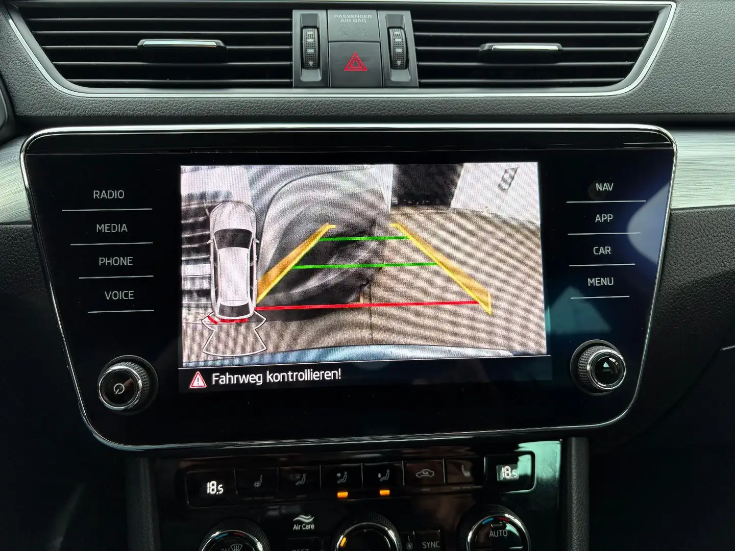Skoda Superb 2.0 TDI Combi Ambition - AHK LED KAM NAVI Bleu - 2