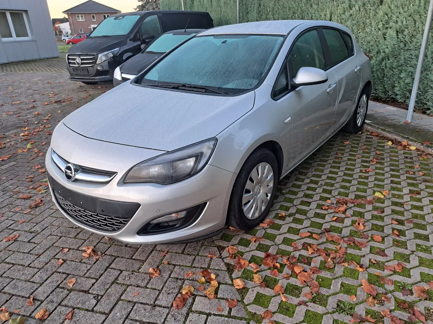 Opel Astra J Lim. 5-trg. Selection Silber - 1