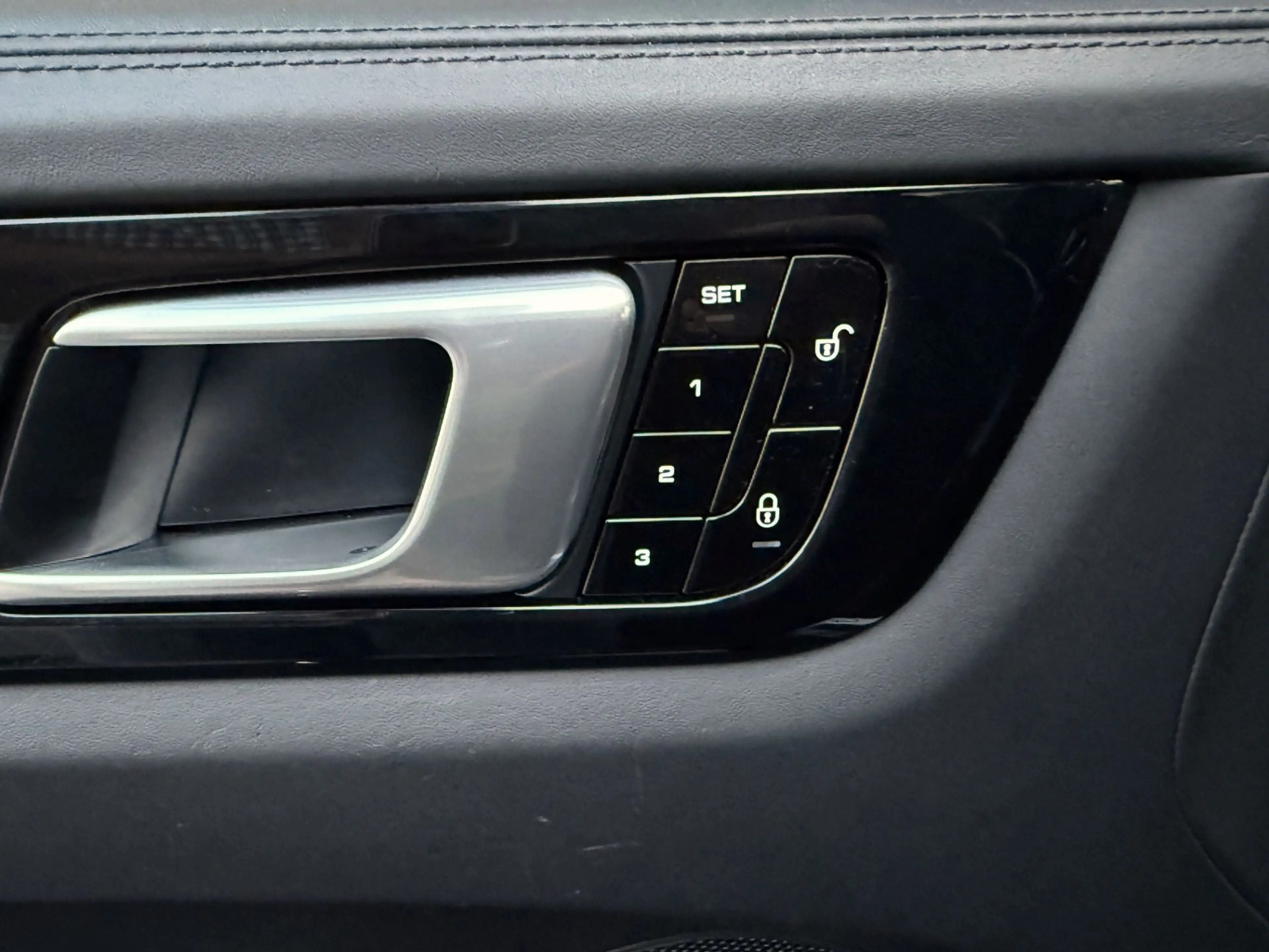 Porsche Cayenne III E-Hybrid *Mega-Ausstattung +Servicegepflegt 1 — photo 13