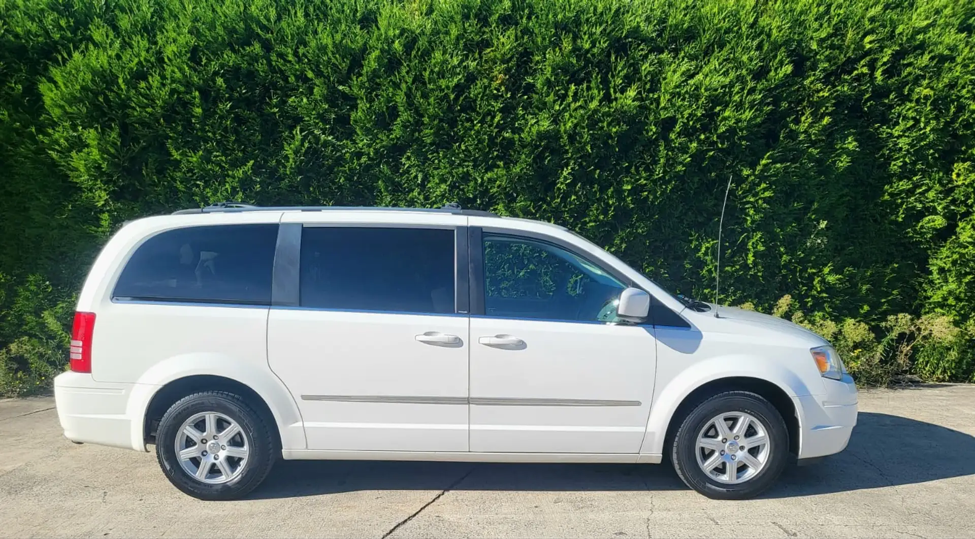 Chrysler Town & Country - 2