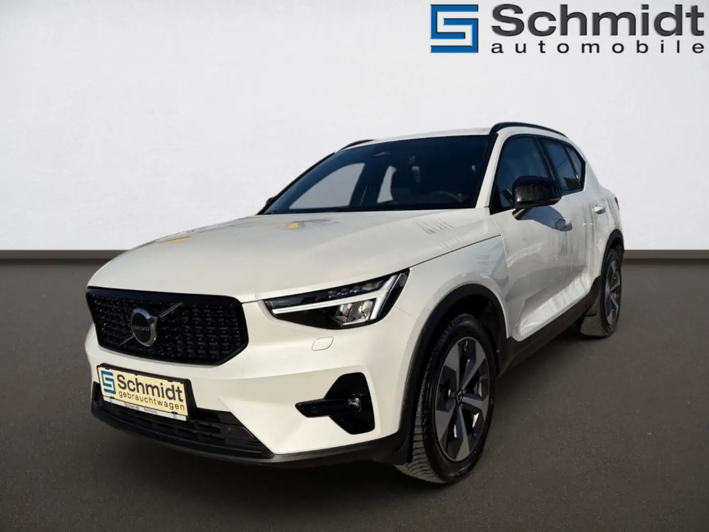 Volvo XC40 Plus, B3 Mild Hybrid, Benzin, Dark Weiß - 1