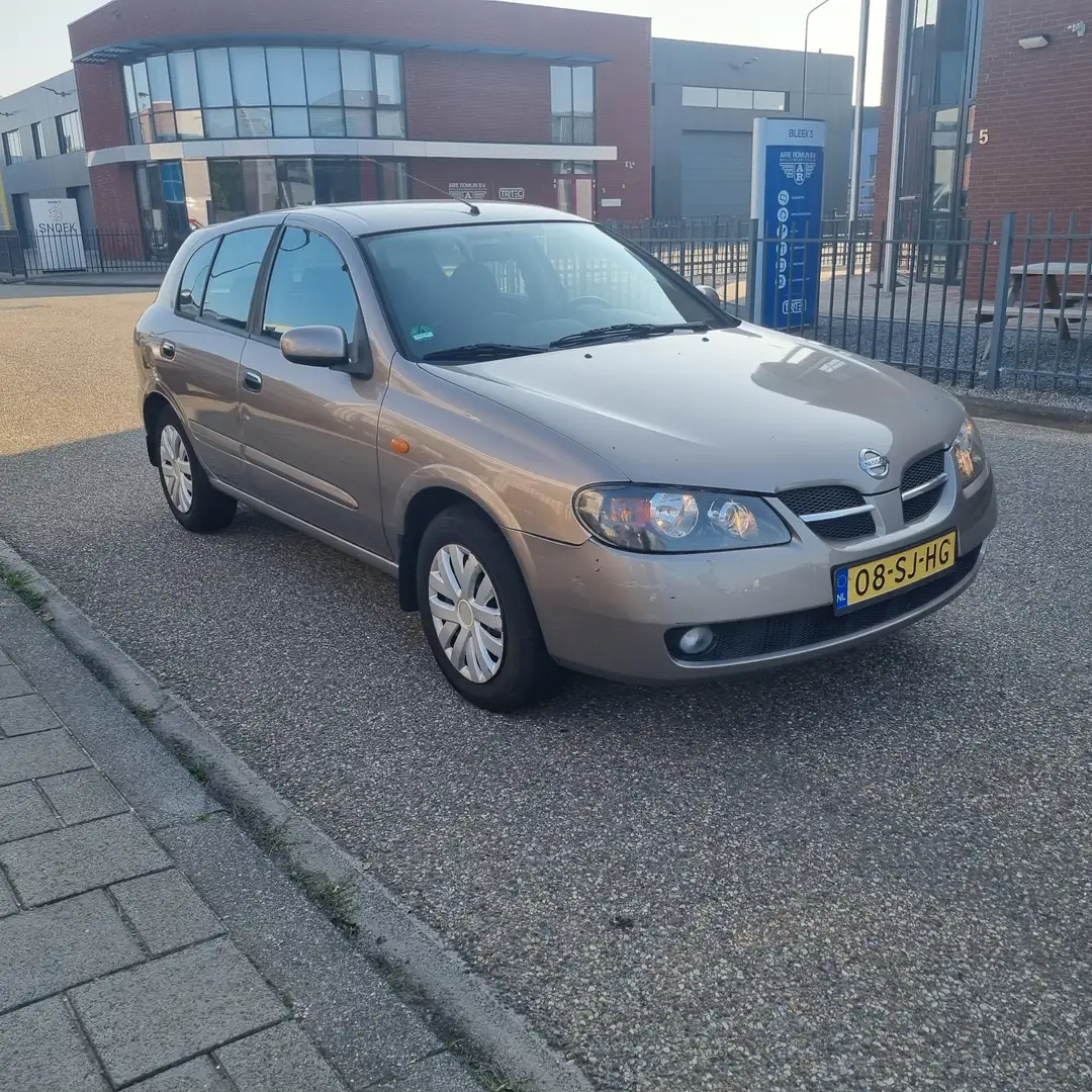 Nissan Almera 5 deurs -- lage Km-- Airco - 1