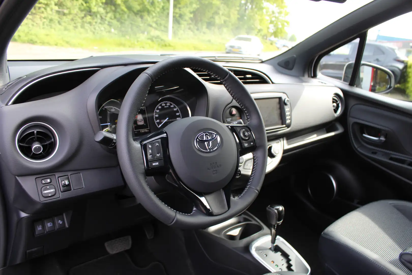 Toyota Yaris 1.5 Hybrid Executive | Rijklaar | NAP | Navi | Cam Grijs - 2
