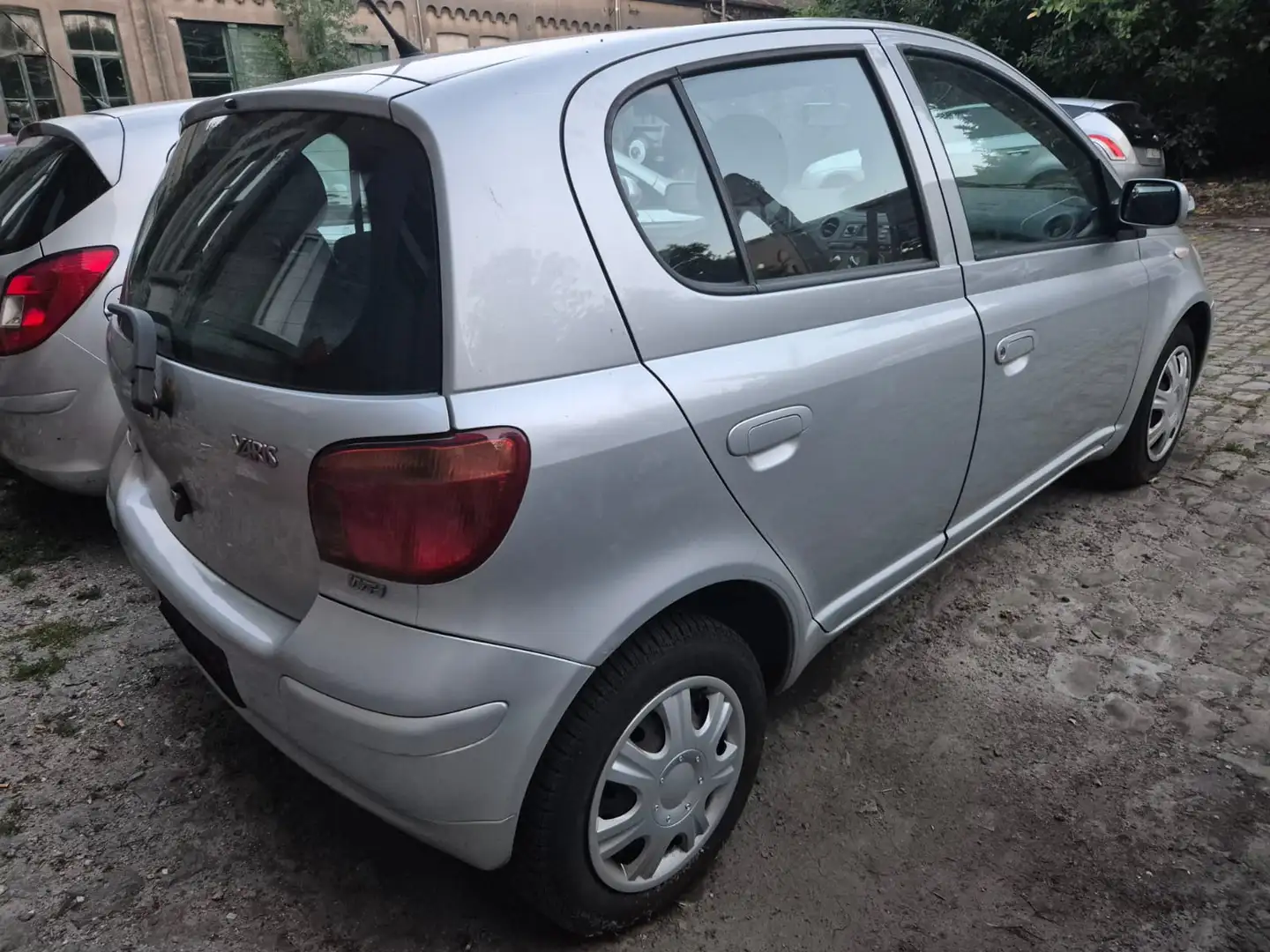 Toyota Yaris 1.3i Linea Luna GPS - 1