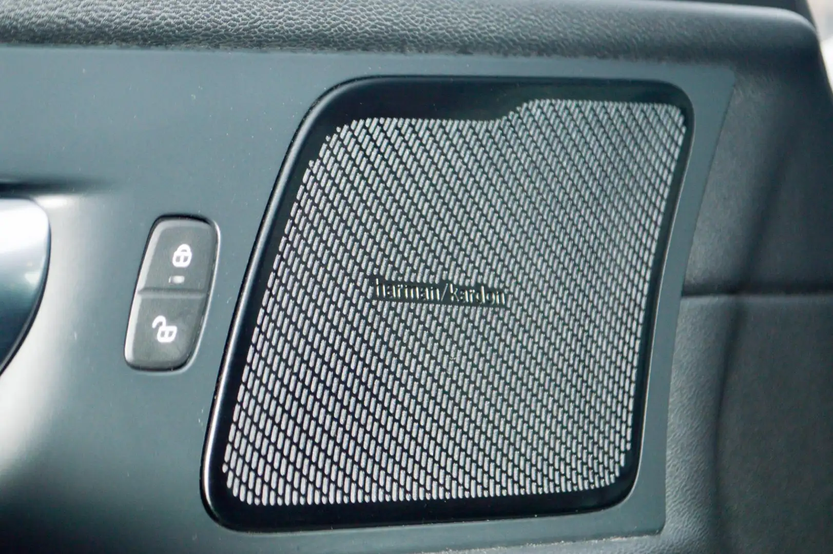 Volvo XC60 2.0 T6 Plug-in hybrid AWD PHEV Facelift Inscriptio Schwarz - 2