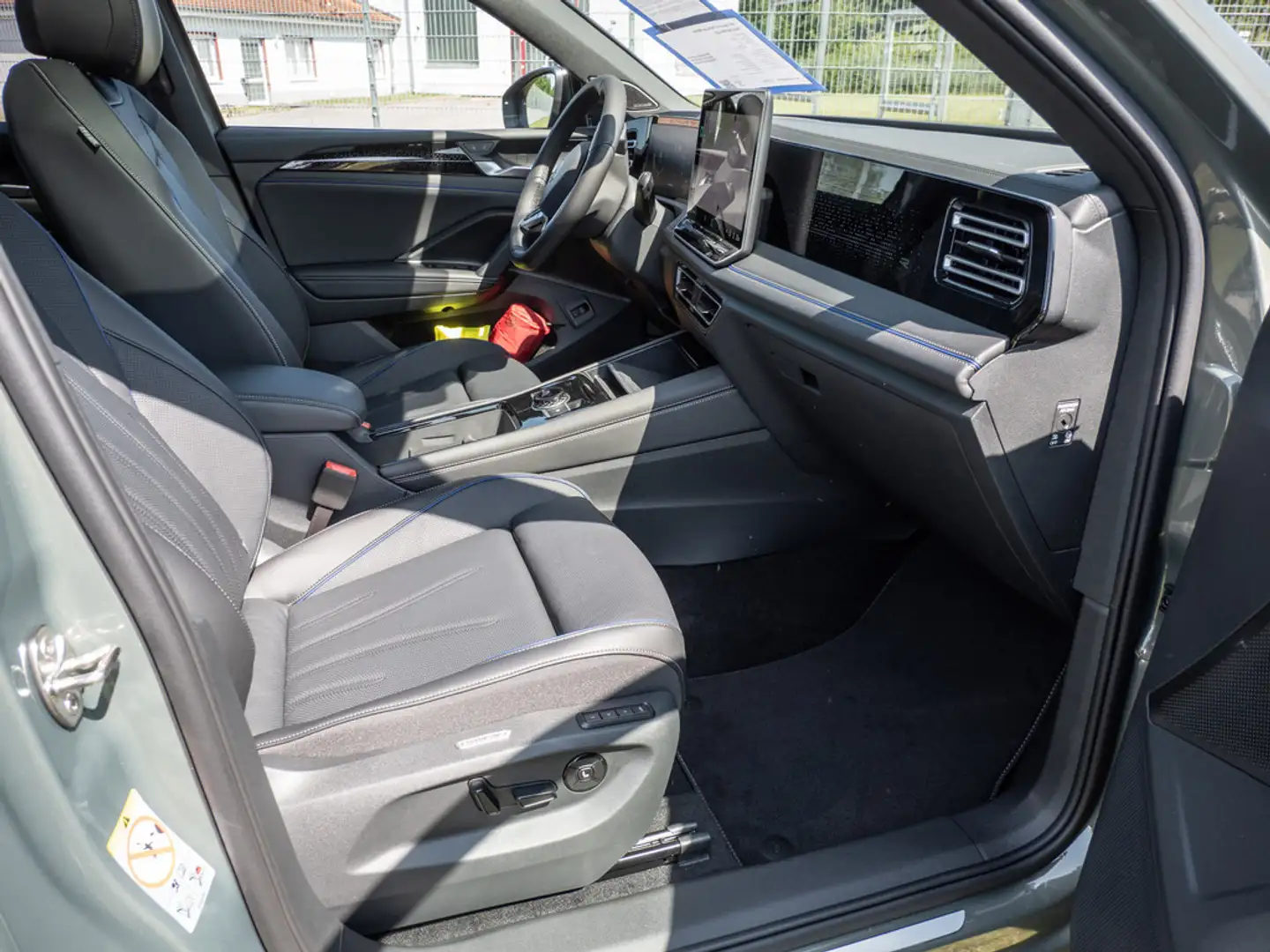 Volkswagen Tiguan 2.0 TDI R-Line 4MOTION PANO MATRIX-LED Grün - 2