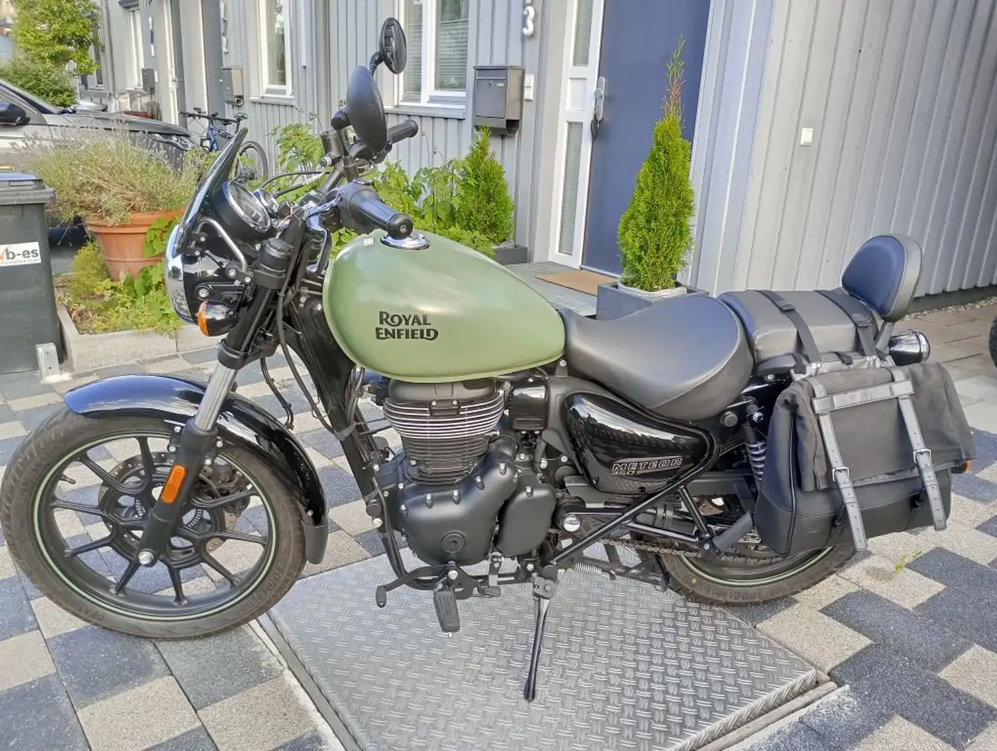Royal Enfield Meteor 350 Verde - 2