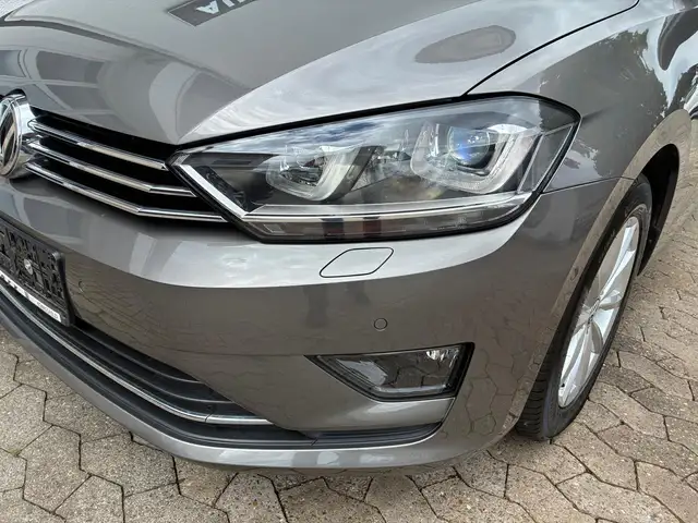 Volkswagen Golf Sportsvan view 3