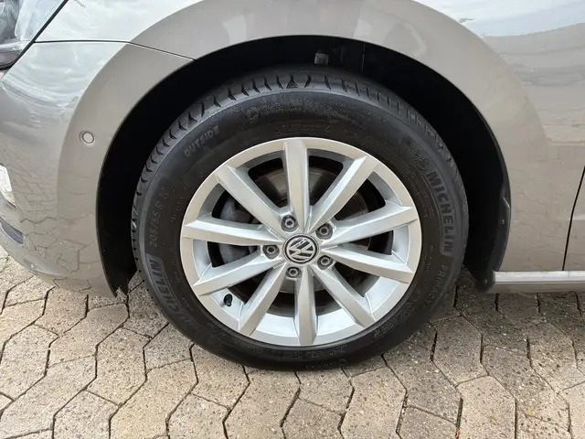 Volkswagen Golf Sportsvan view 4