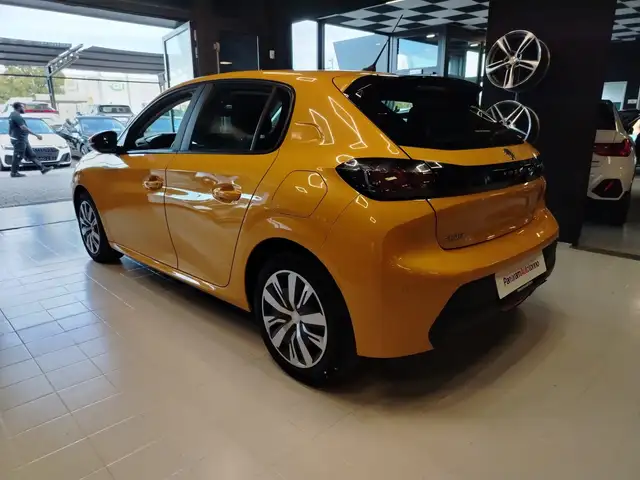Peugeot 208 view 4
