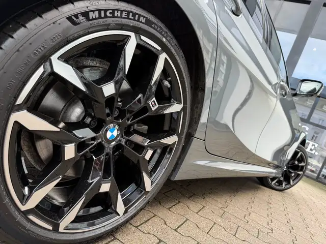 BMW 3 Series view 4