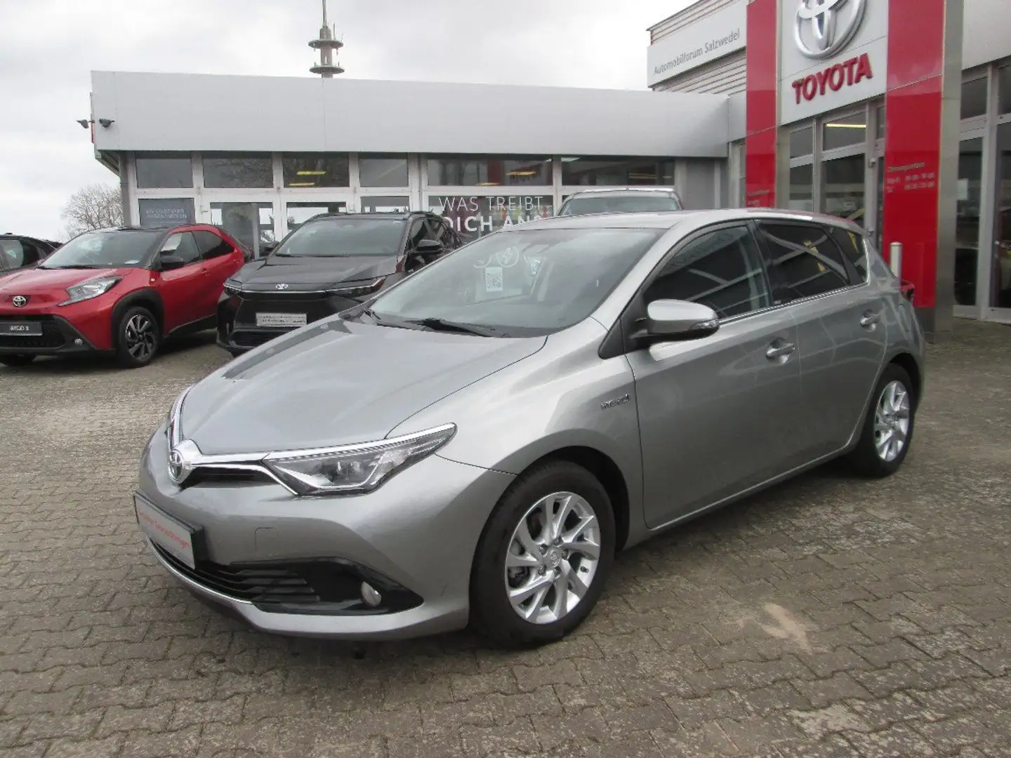 Toyota Auris 1.8 VVT-i Hybrid Automatik Edition-S Silber - 1