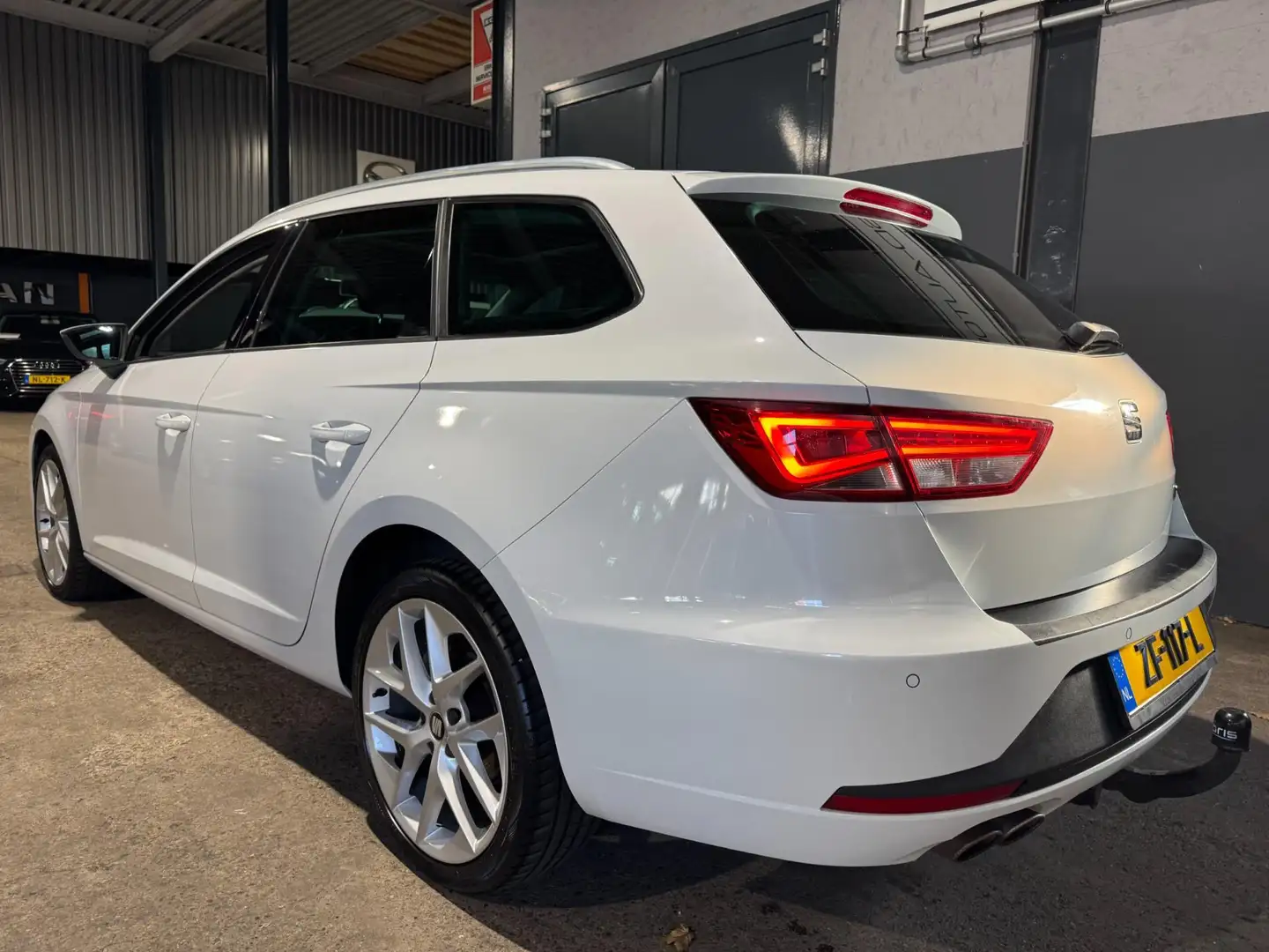 SEAT Leon ST 1.4 TSI FR Business Panoramadak Trekhaak Weiß - 2