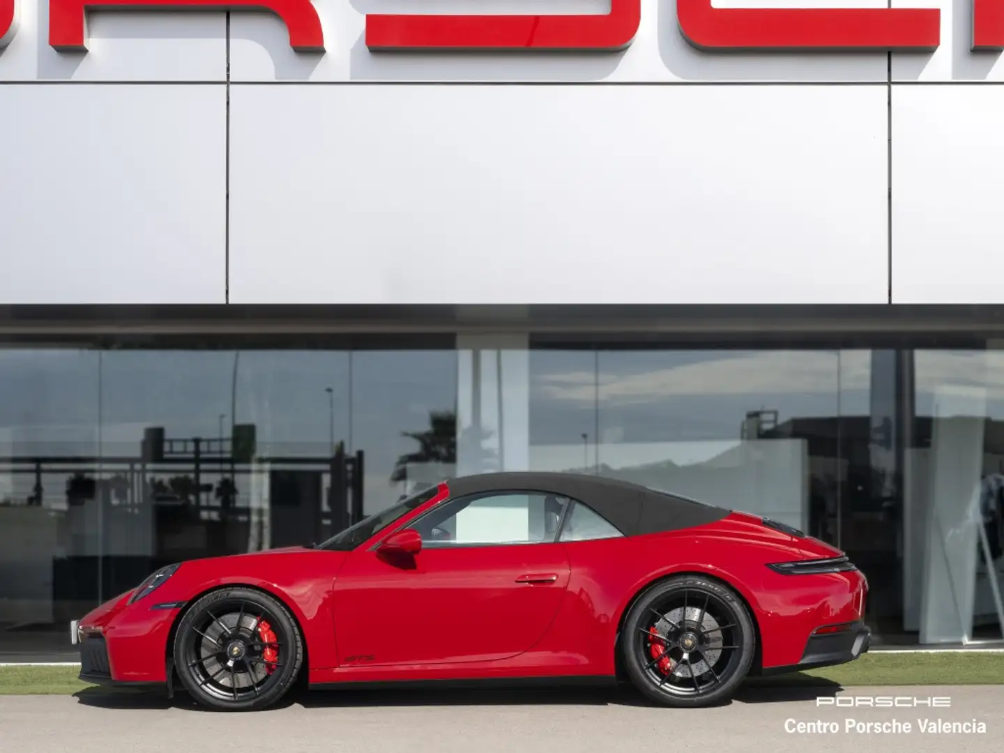 Porsche 992 Carrera 4 GTS Cabriolet Rojo - 2