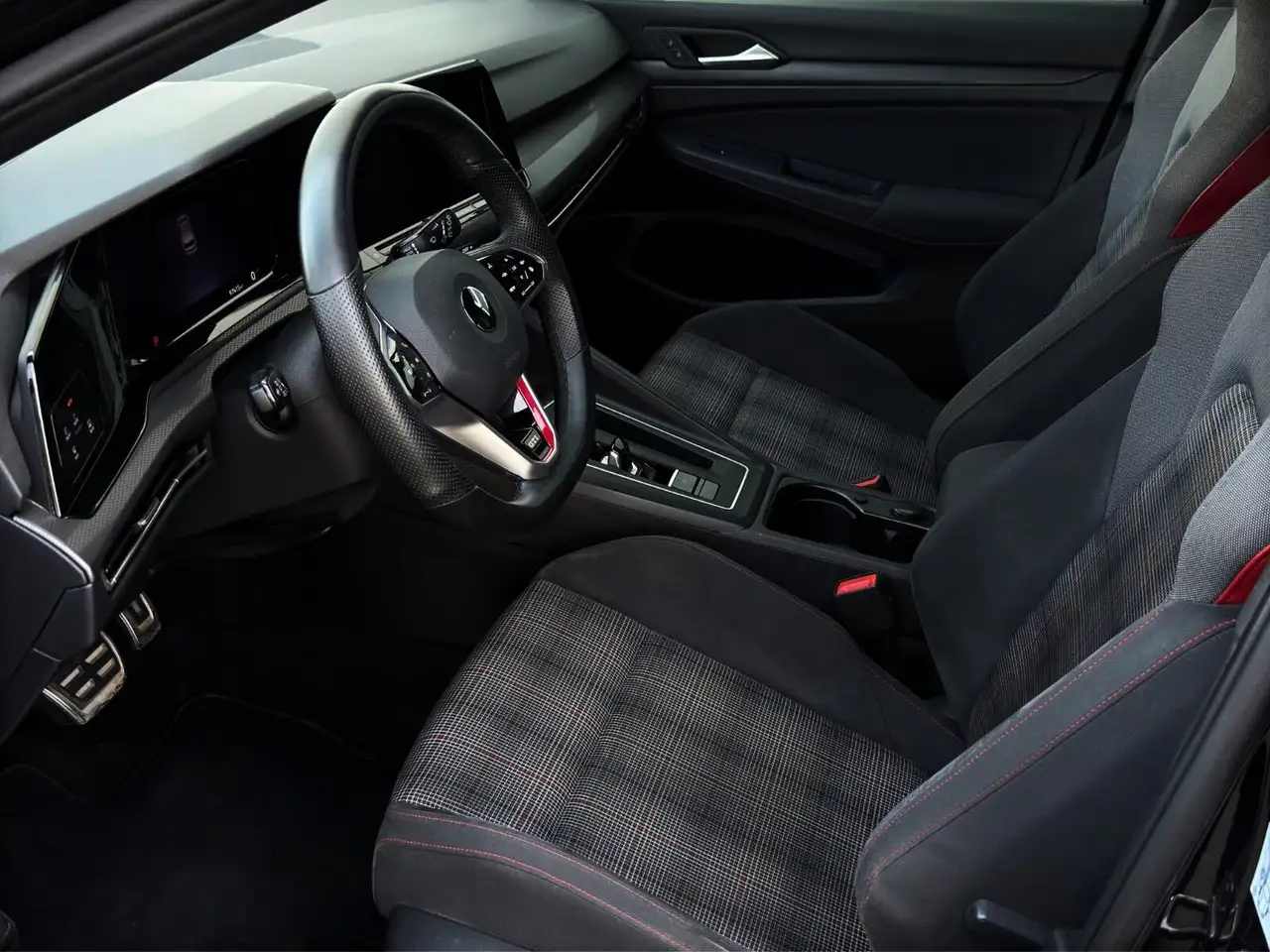 Volkswagen Golf GTI снимка Volkswagen Golf GTI