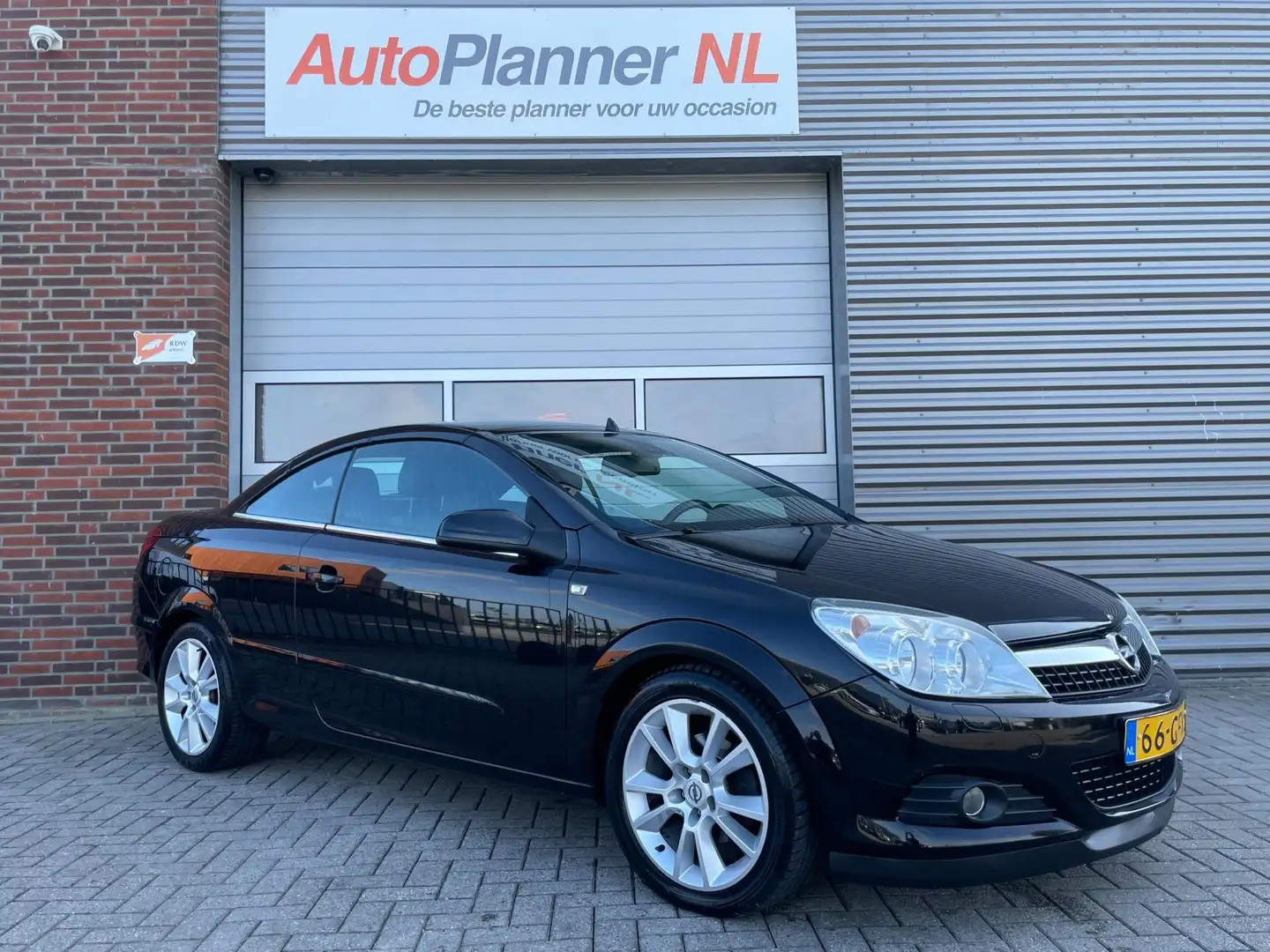 Opel Astra TwinTop 1.6 Temptation! Airco! Keyless! Leder! Zwart - 1