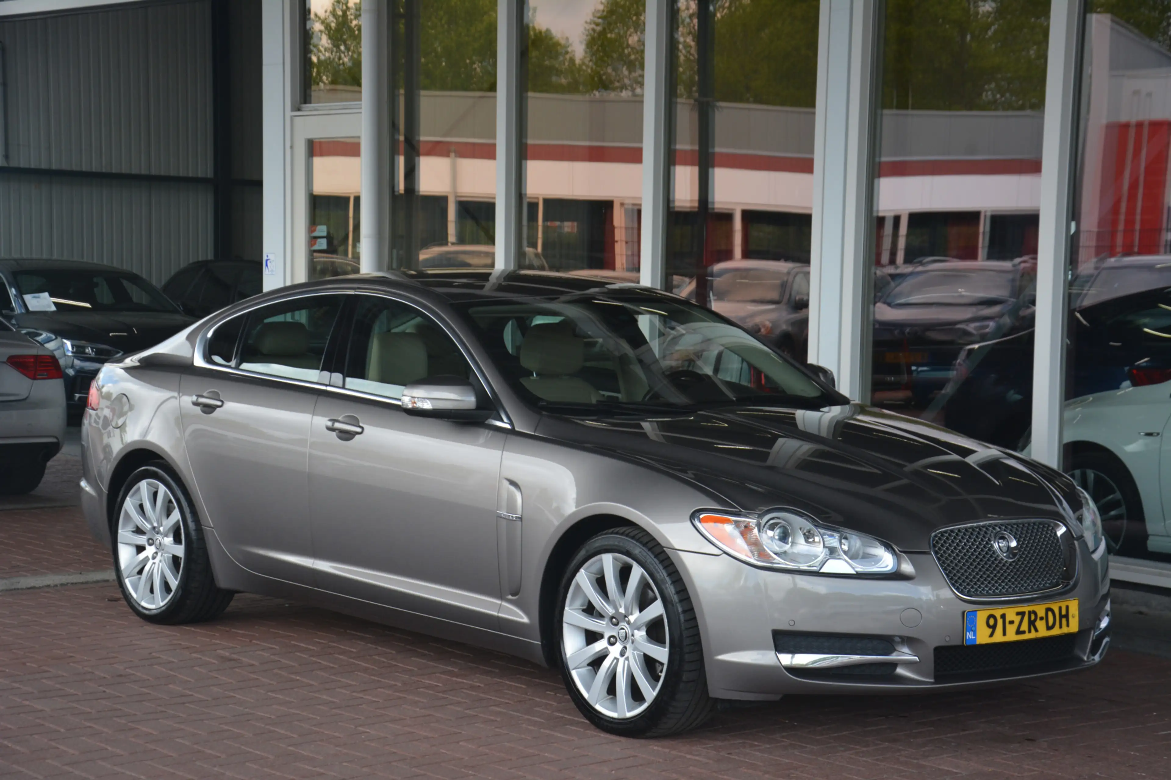 Jaguar XF 4.2 V8 Premium Luxury | Navigatie | Camera | Keyle — photo 29