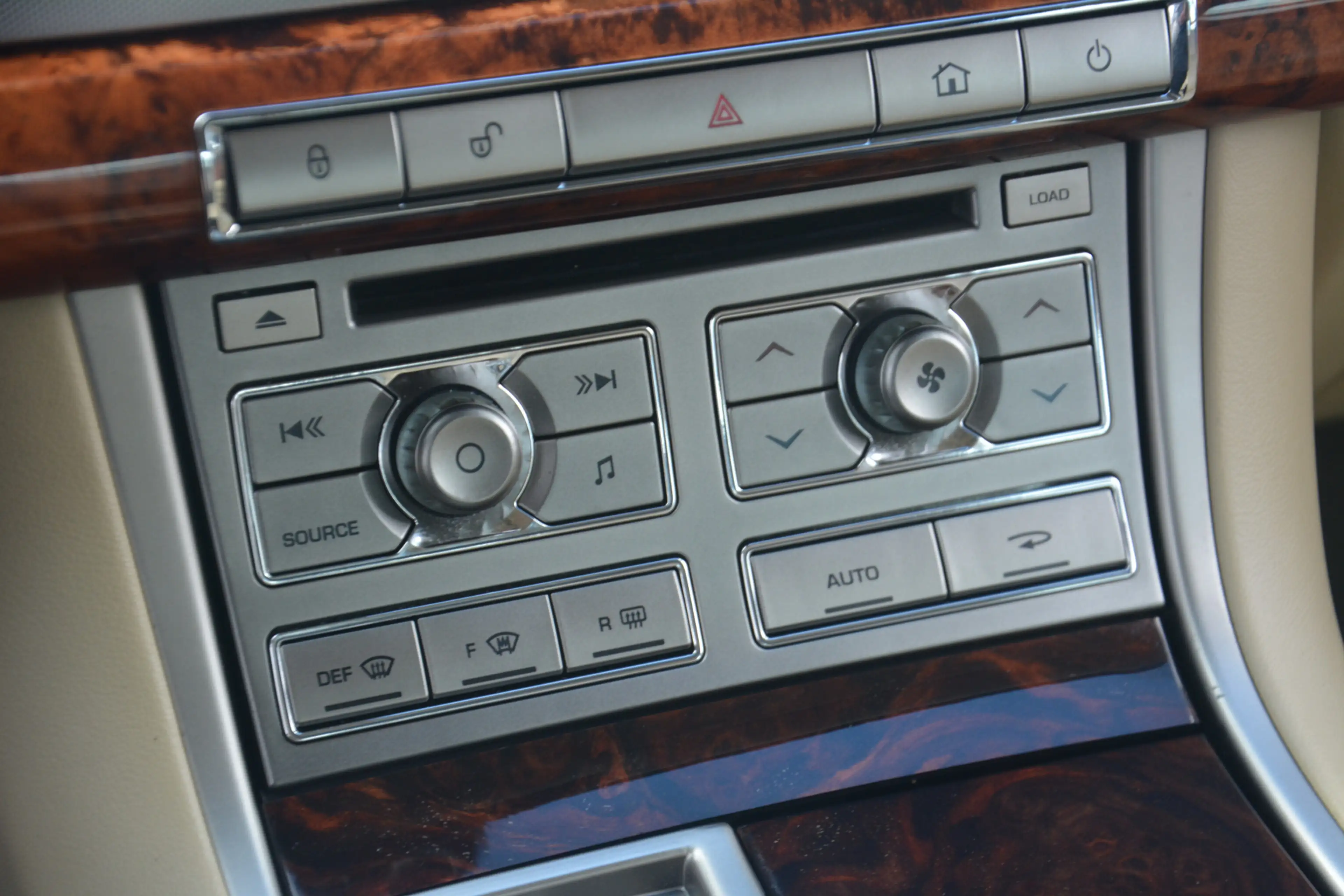 Jaguar XF 4.2 V8 Premium Luxury | Navigatie | Camera | Keyle — photo 17