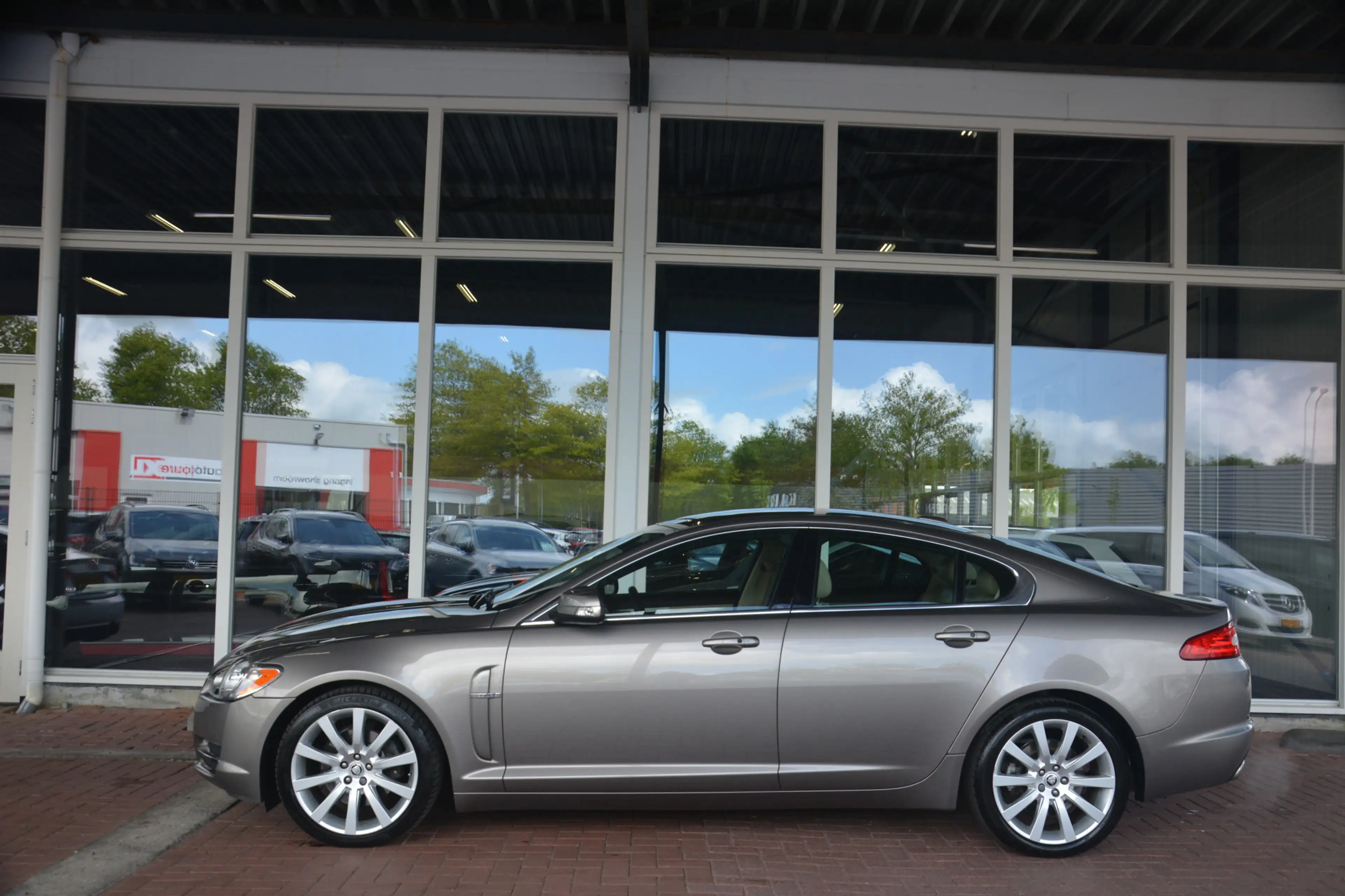 Jaguar XF 4.2 V8 Premium Luxury | Navigatie | Camera | Keyle — photo 32