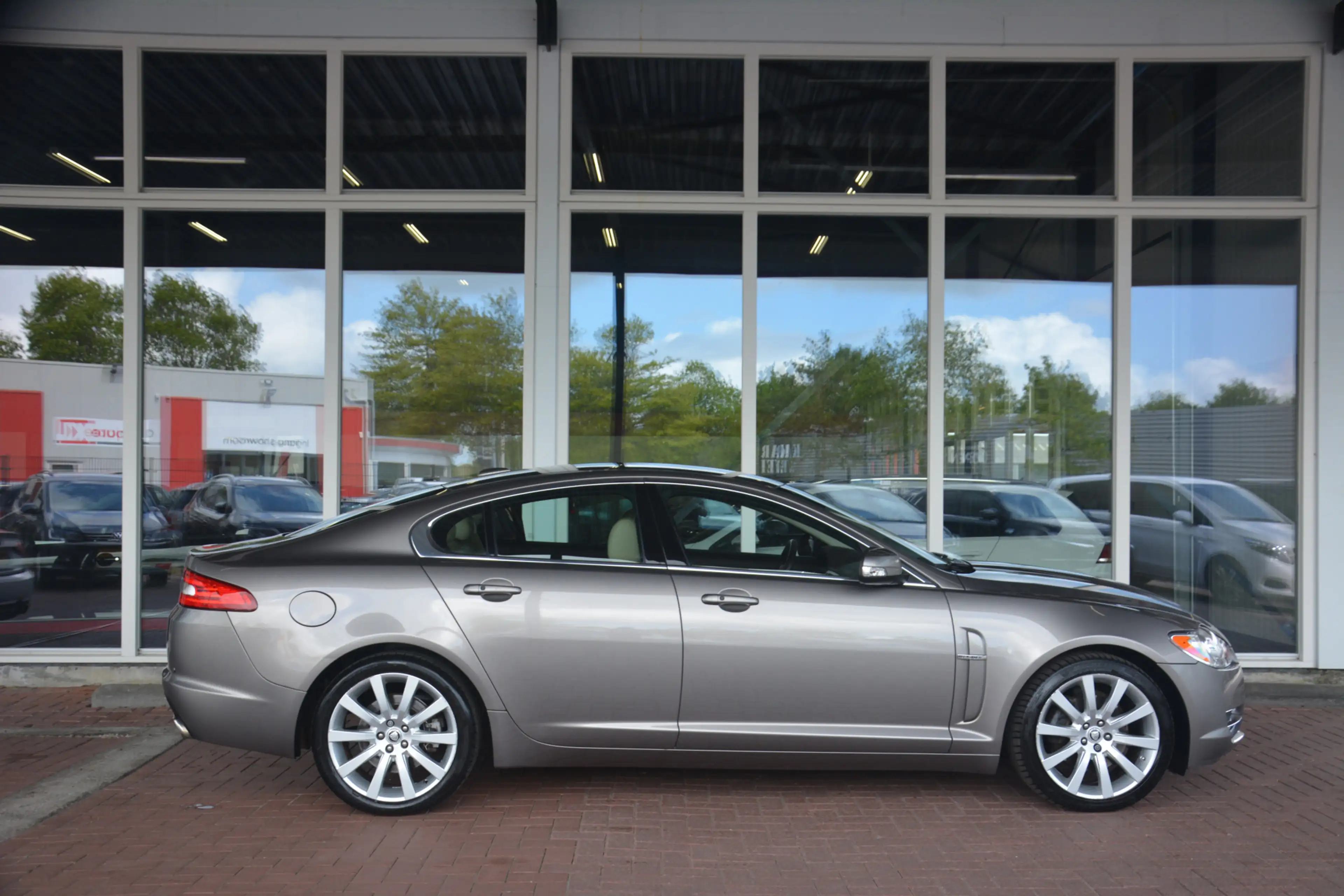 Jaguar XF 4.2 V8 Premium Luxury | Navigatie | Camera | Keyle — photo 31