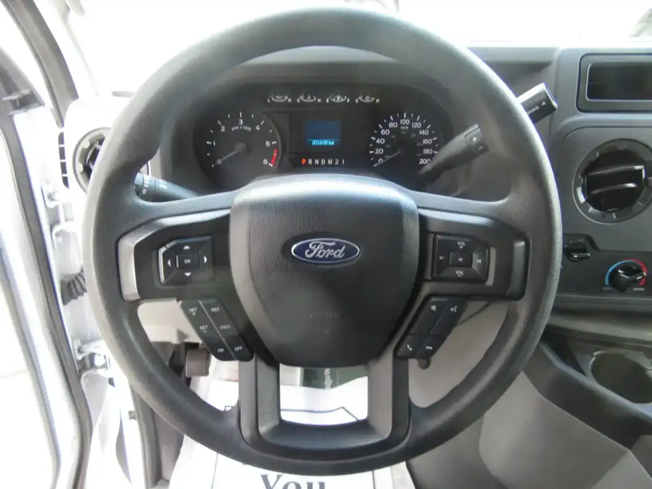 Ford E-450 снимка Ford E-450