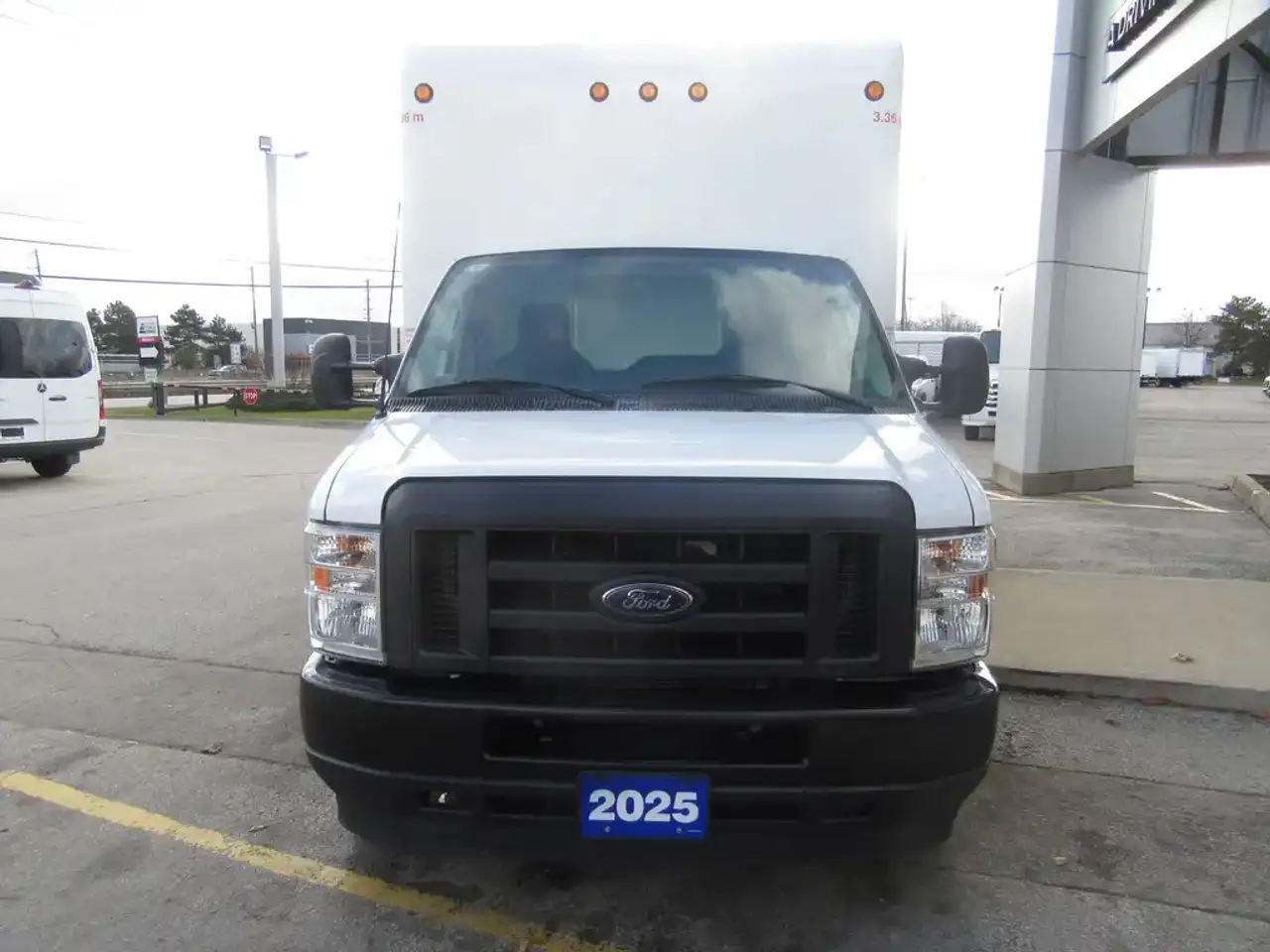 Ford E-450 снимка Ford E-450
