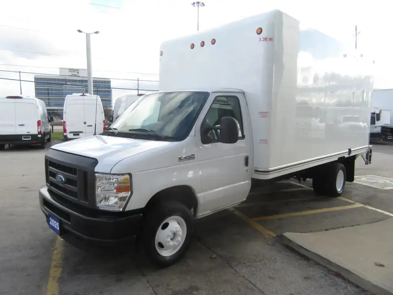 Ford E-450 снимка Ford E-450