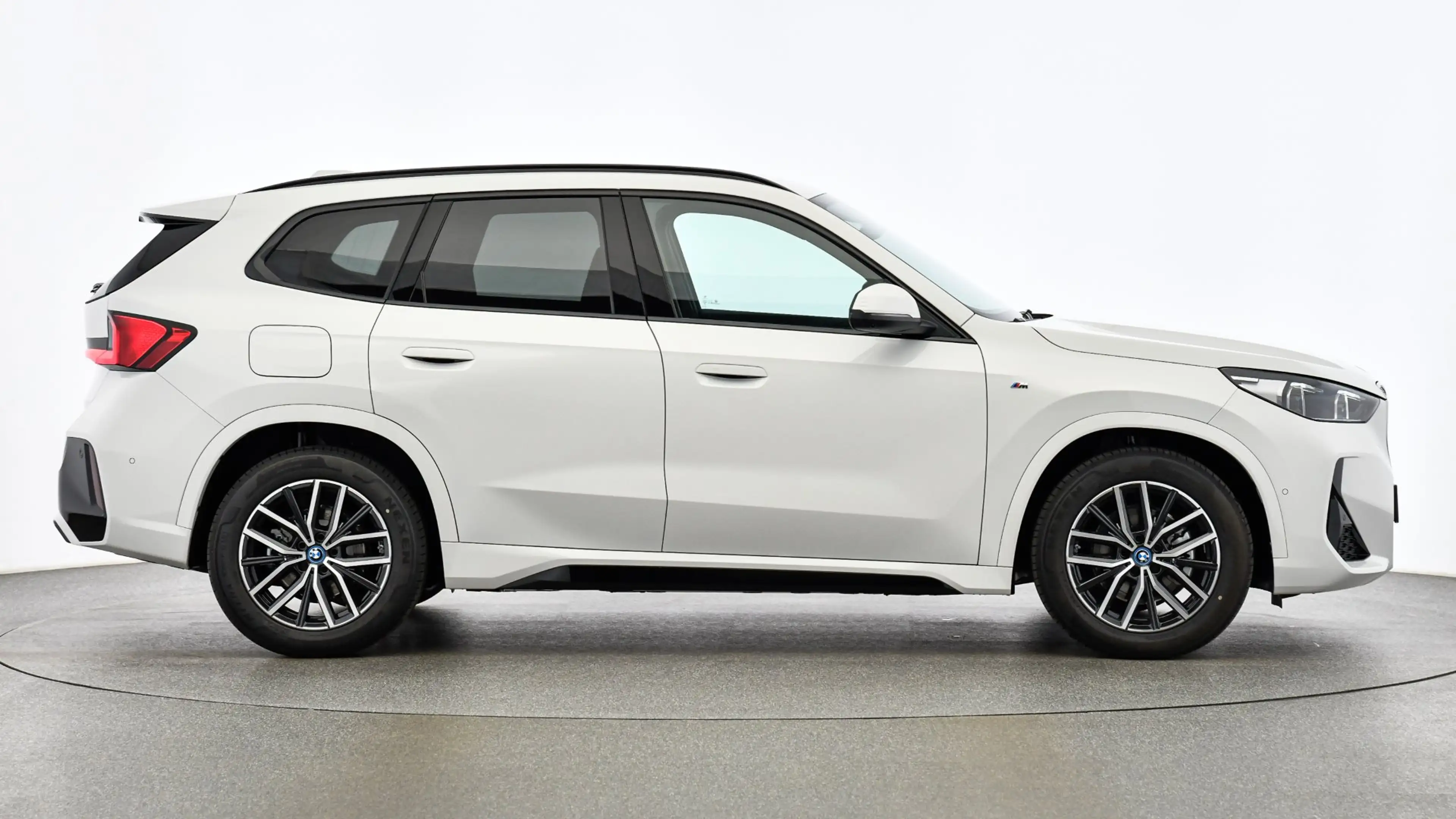 BMW iX1 eDrive20 — photo 8