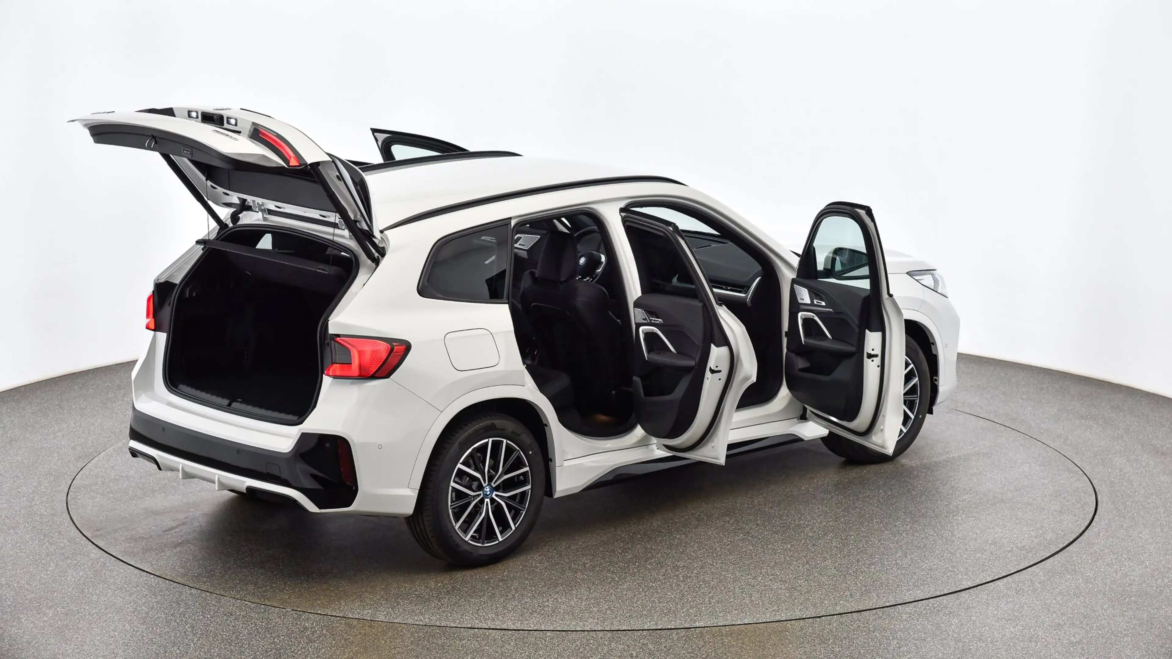 BMW iX1 eDrive20 — photo 11