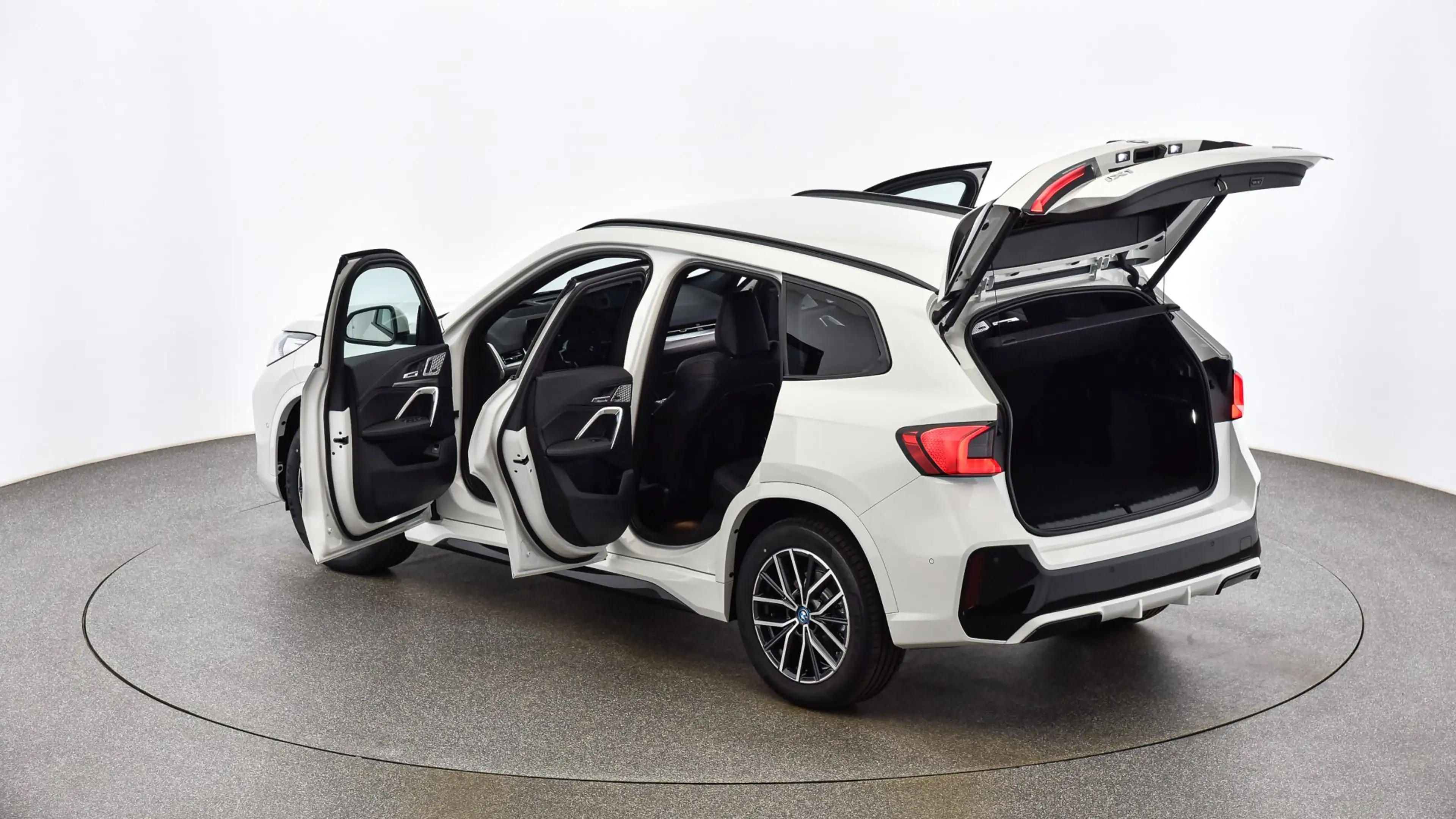 BMW iX1 eDrive20 — photo 10