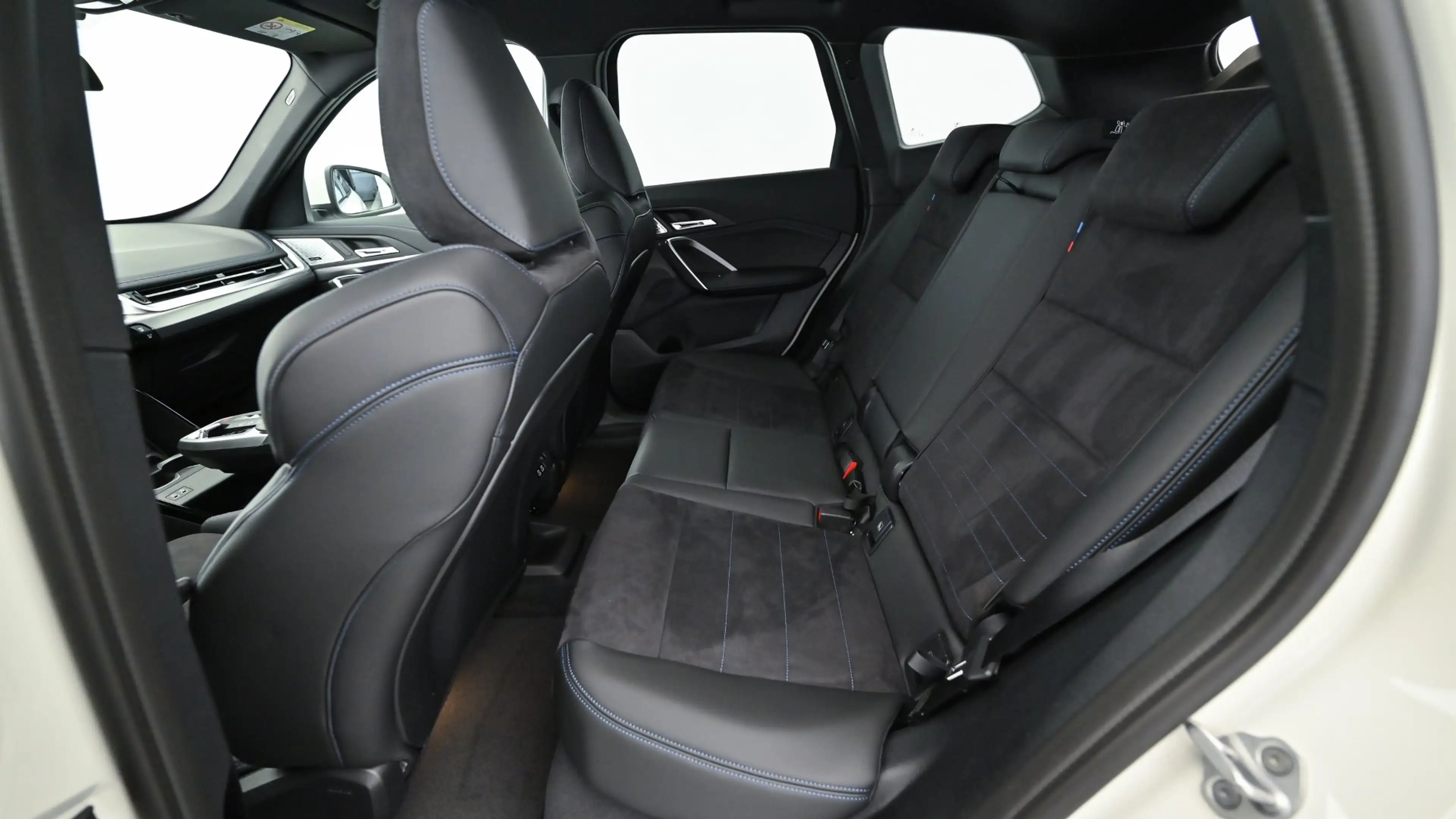 BMW iX1 eDrive20 — photo 13