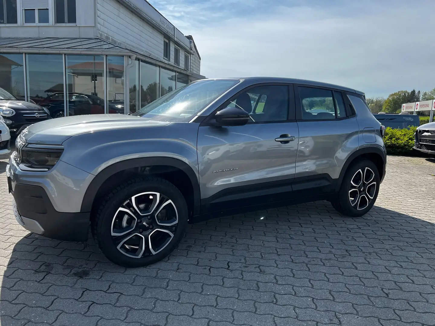 Jeep Avenger Altitude 1,2 GSE Grau - 2