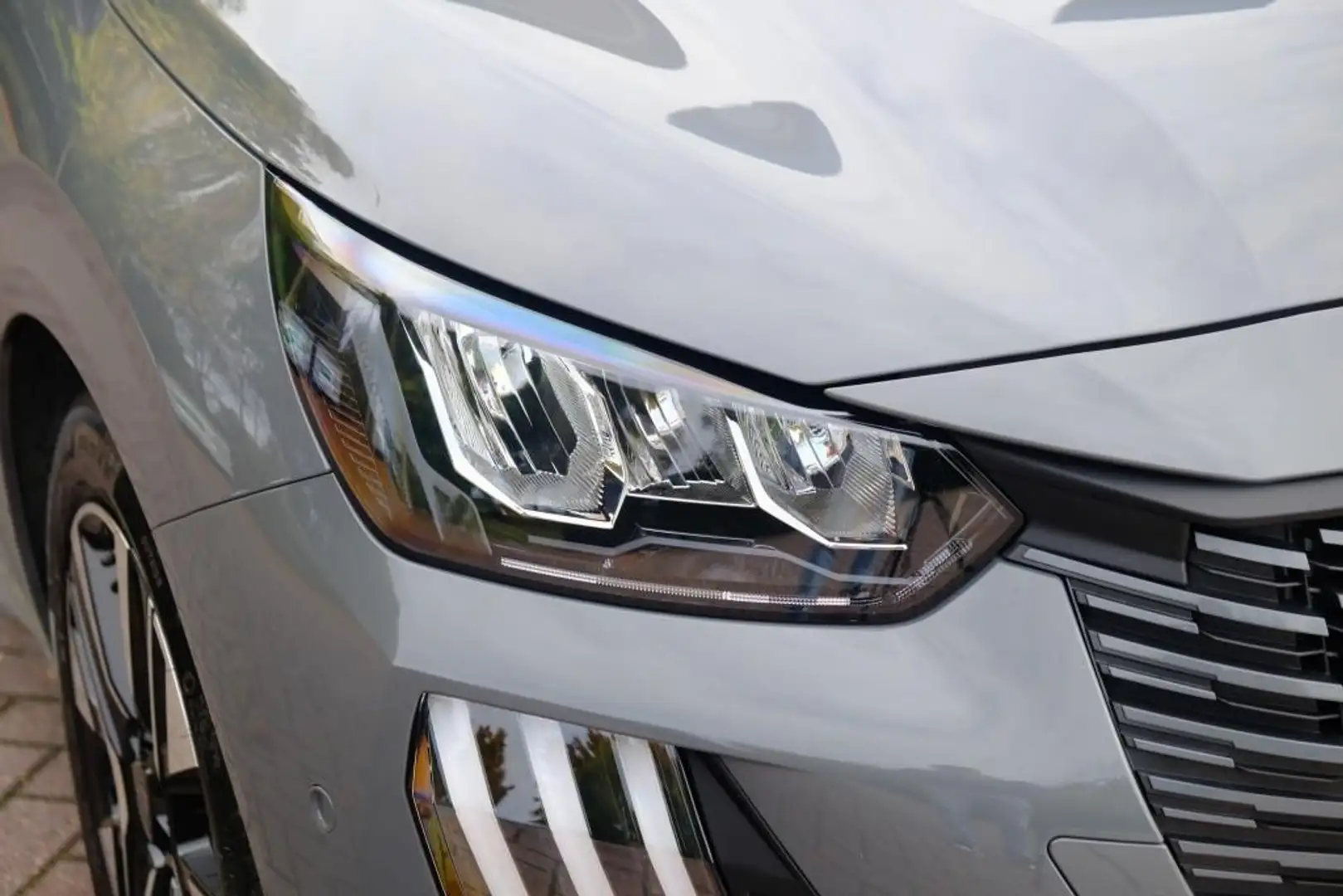 Peugeot 208 1.2 PureTech 100pk Allure | Navi | App Connect | C Gris - 2