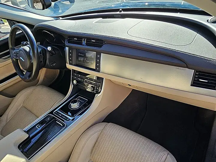 Jaguar XF 2016, foto 9