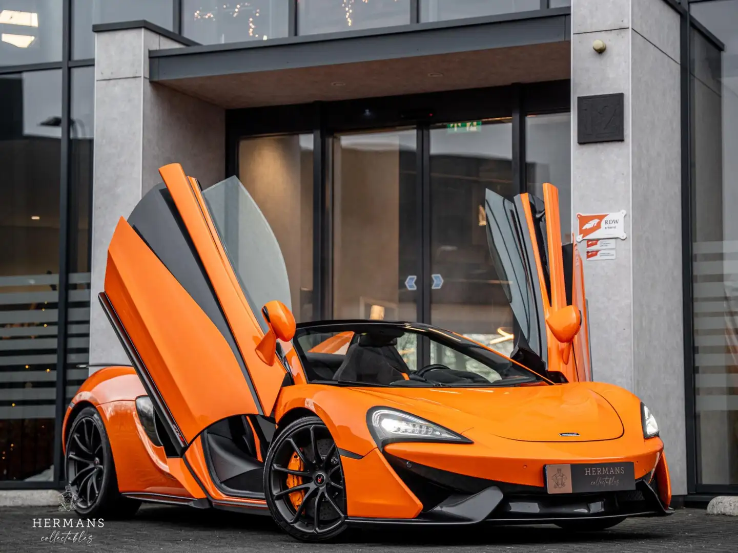 McLaren 570S Spider Launch Edition / Carbon / B&W Audio / Ceram Naranja - 1
