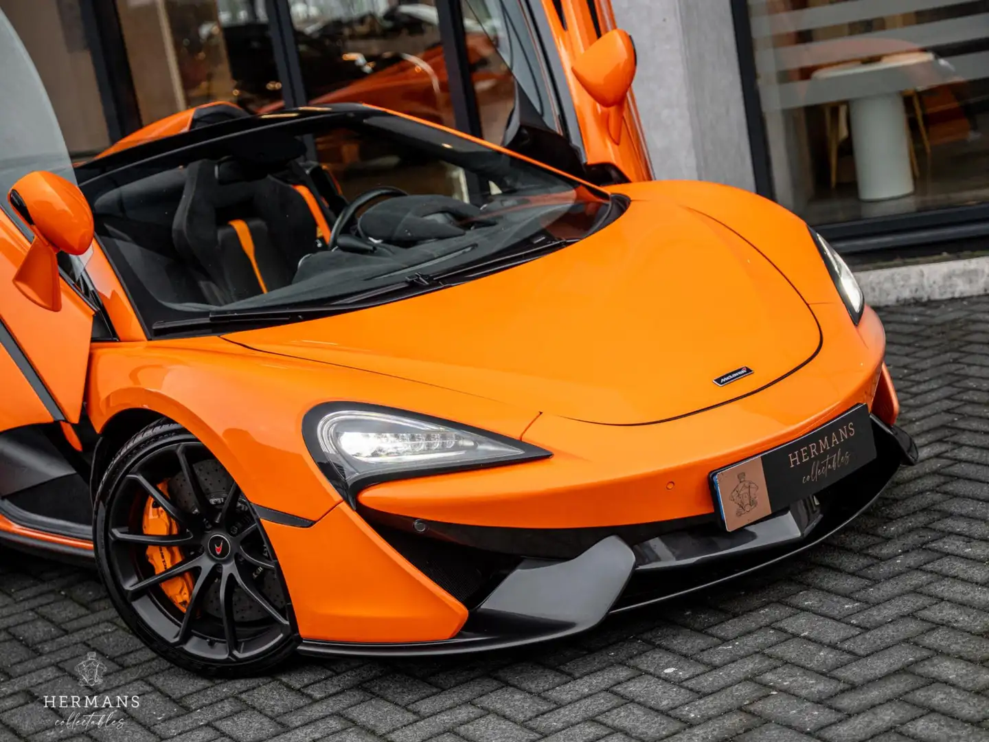 McLaren 570S Spider Launch Edition / Carbon / B&W Audio / Ceram Naranja - 2