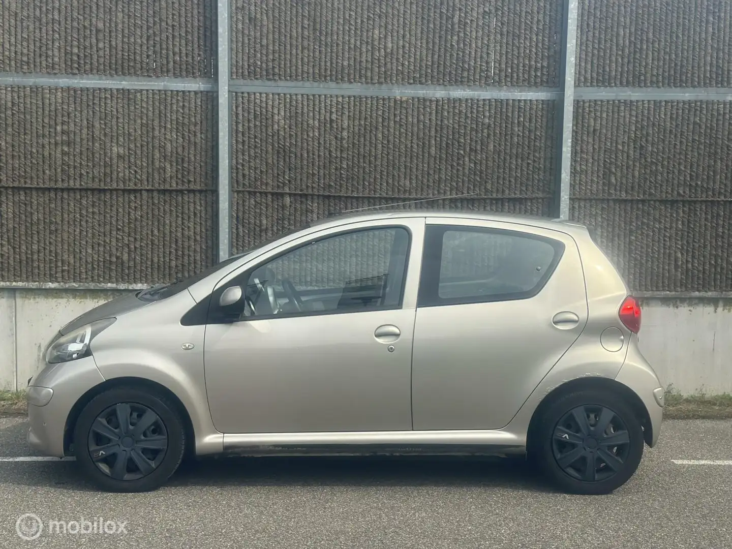 Toyota Aygo 1.0-12V + AIRCO/5DEURS Bruin - 2